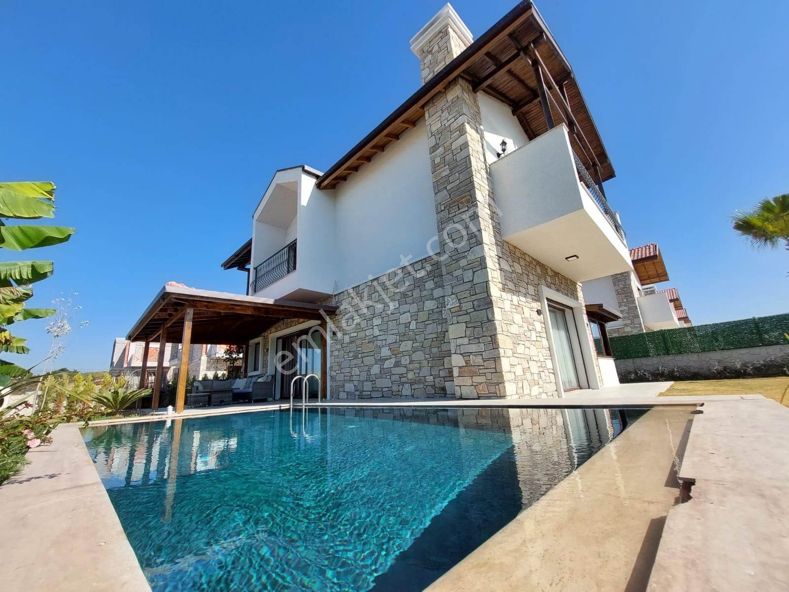 Kuşadası Soğucak Satılık Villa Tam Müstakil,özel Havuzlu,şömineli Taş Villa