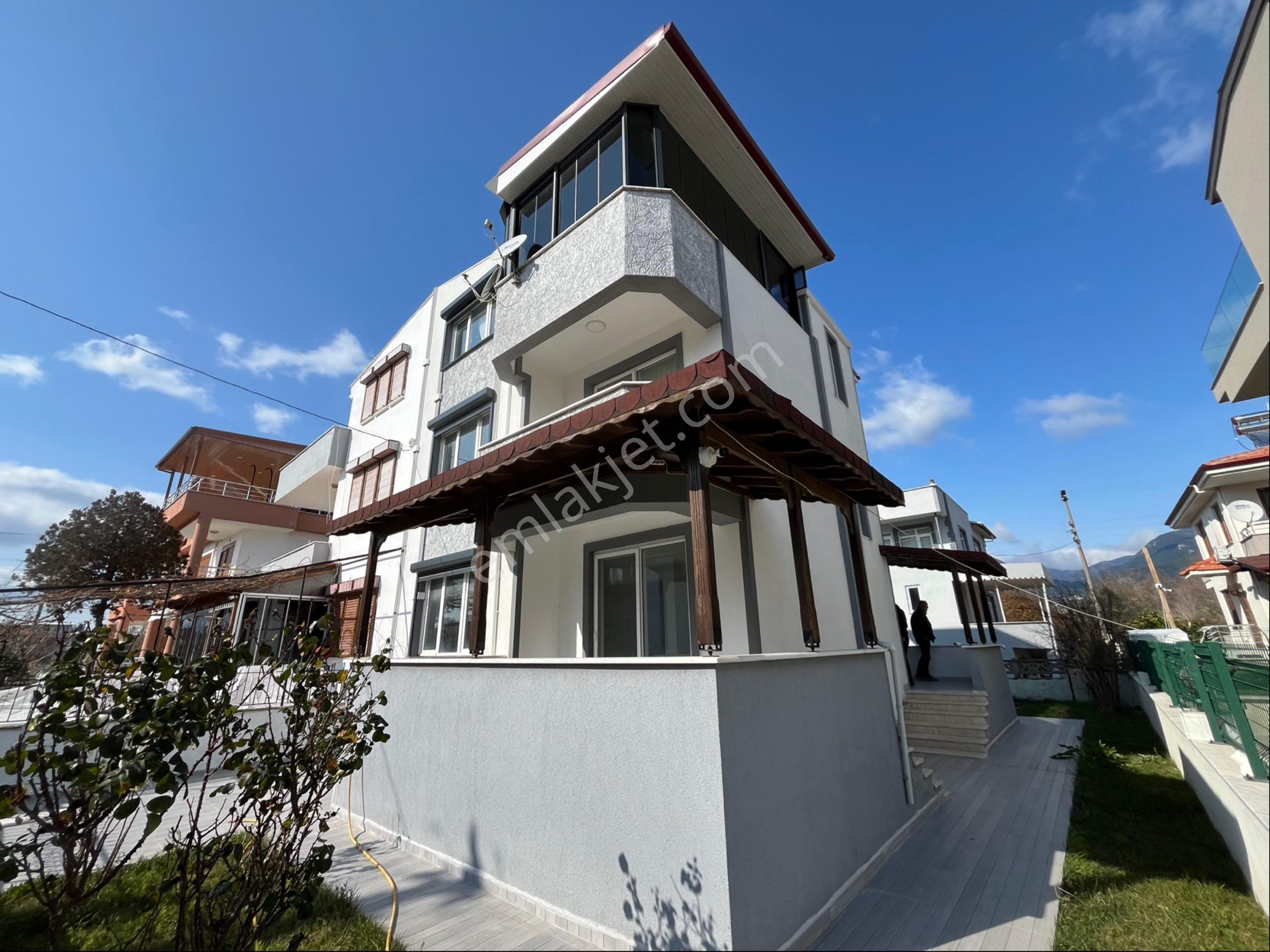 Edremit Tahtakuşlar Satılık Villa Güre Fenerde Denize 100 Metre 5+2 Villa