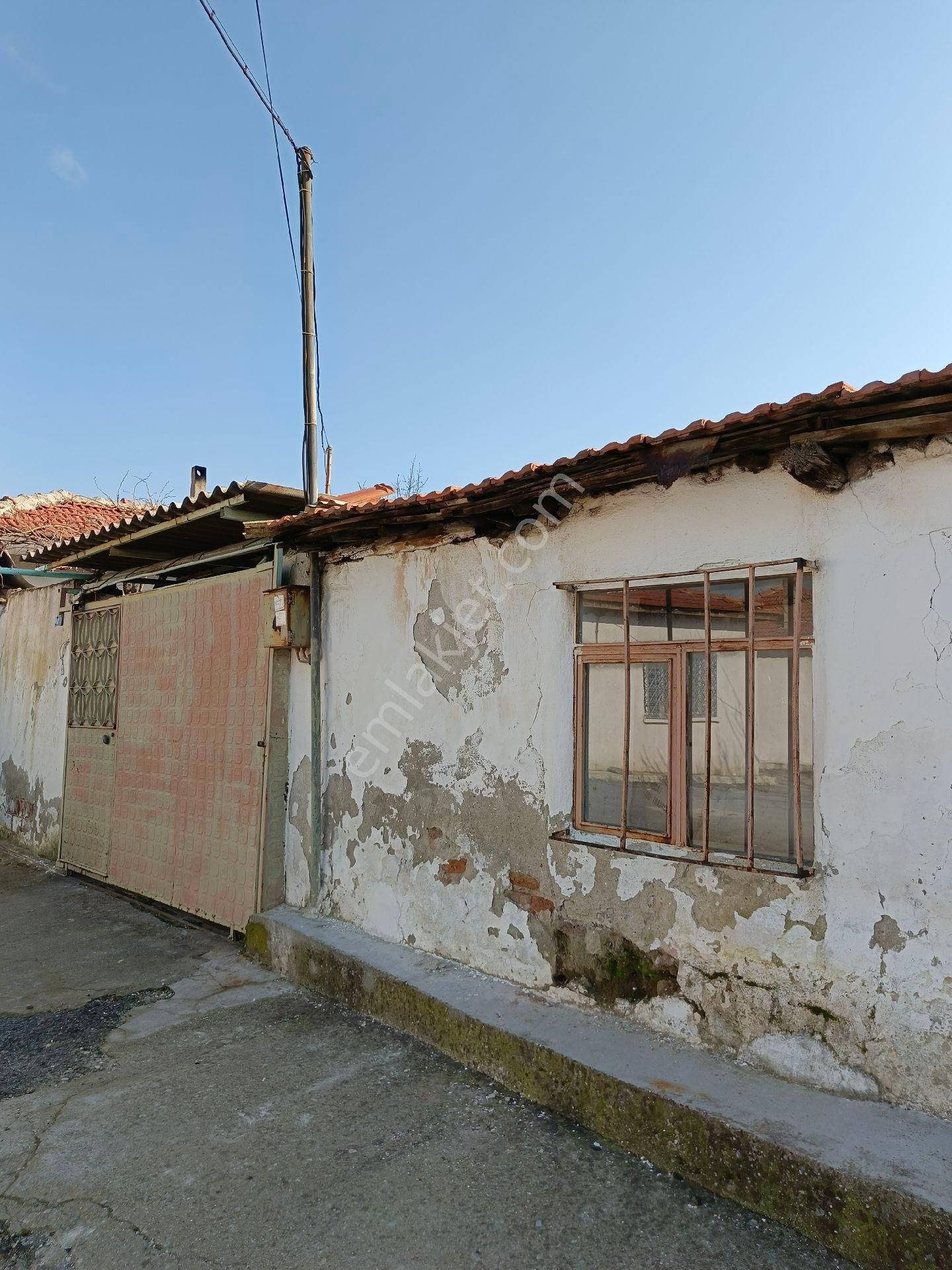 Akhisar Ulu Camii Satılık Daire Ulucami Mahallesi’nde, Kapalı Müştemilatlı Müstakil Ev