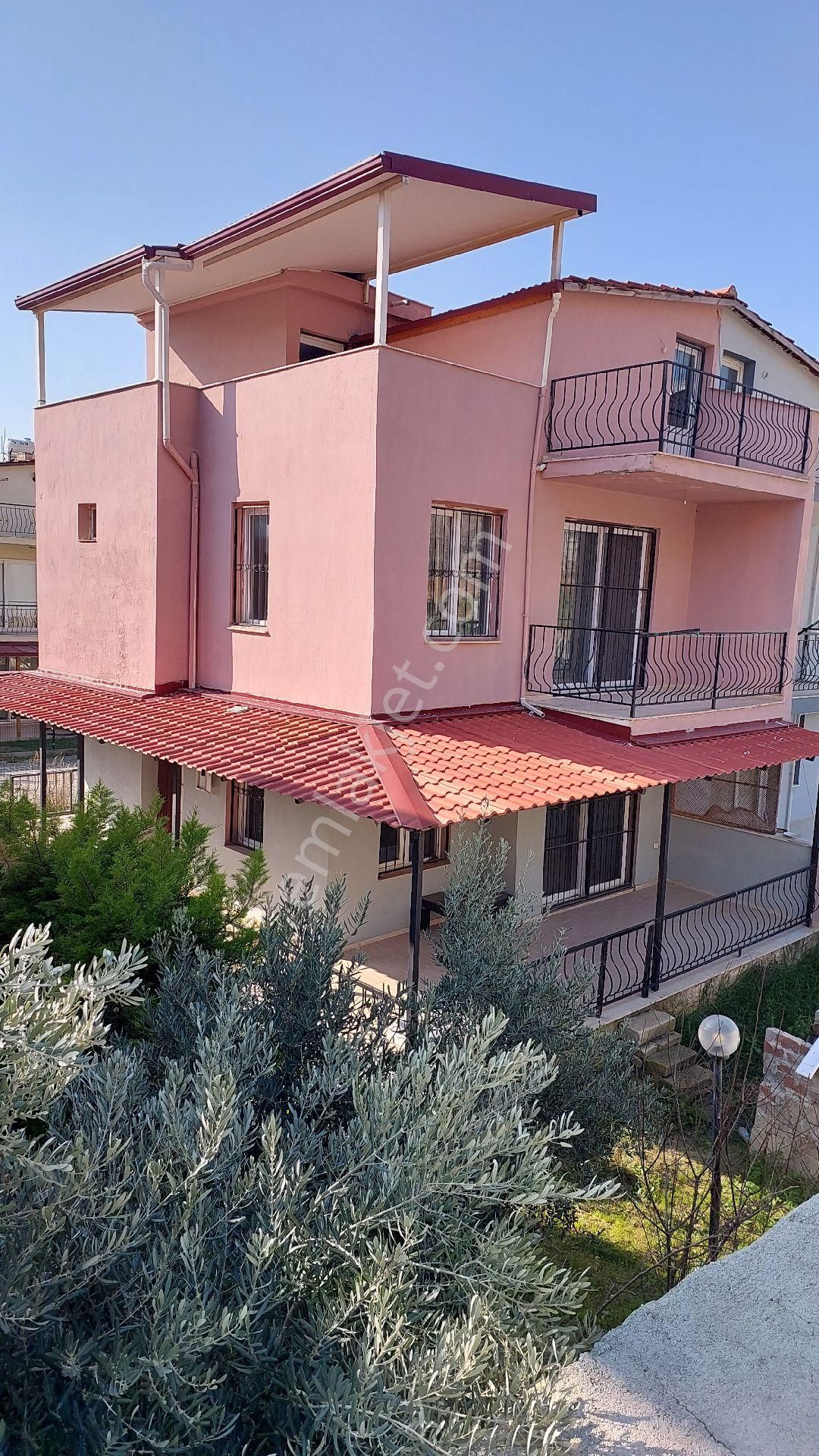 Kuşadası Yavansu Satılık Villa Kuşadası Yavansuda Denize 800 Mt Mesafede Köşe Konum Satılık 4+1 Triplex Bahçeli Villa.