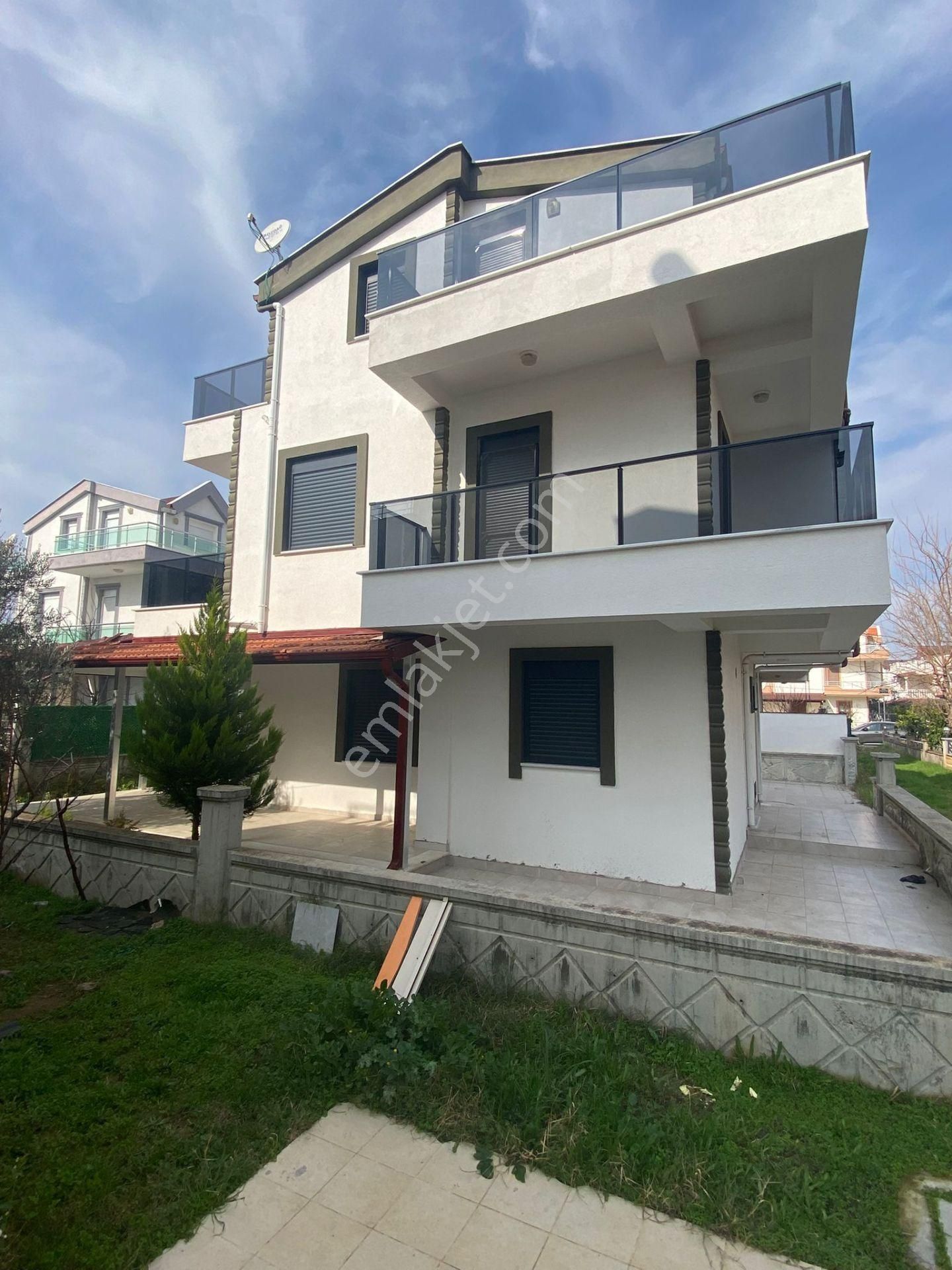 Ayvalık Altınova Satılık Villa Ayvada'dan Altınova'da Denize 300m Yürüme Mesafesinde 5+1 Villa