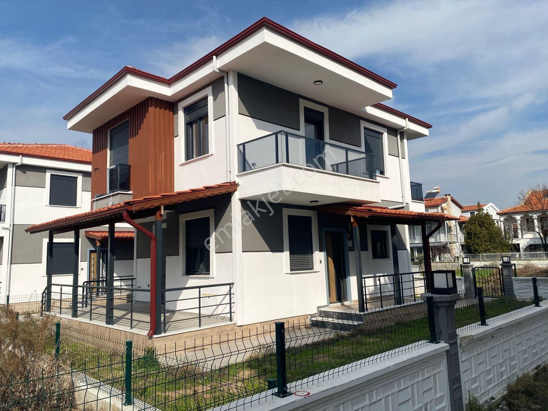 Ayvalık Altınova Satılık Villa Ayvada'dan Altınova'da Denize 100m Mesafede Köşe Parsel Villa