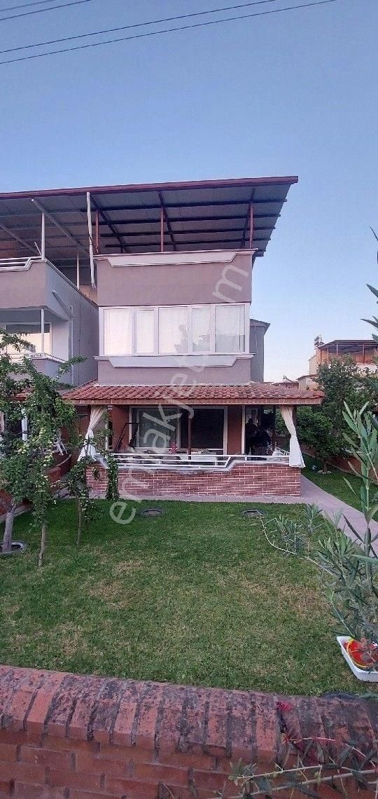 Dikili Cumhuriyet Satılık Villa Dikili Cumhuriyet Mah. Site İçerisinde Denize 200 Metre Mesafeli Bahçeli Eşyalı 3+1 Tribleks Villa