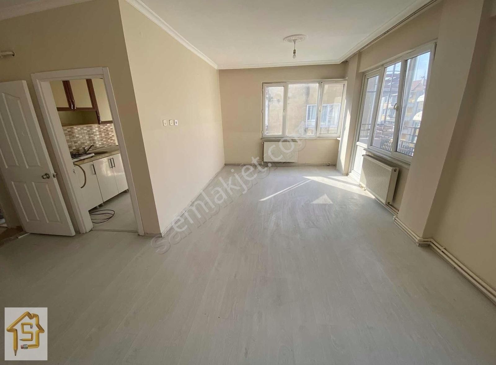 Gemlik Eşref Dinçer Kiralık Daire Soylu'dan Eski Pazar Caddesine Cephe 2+1 90m2 Kombili Daire