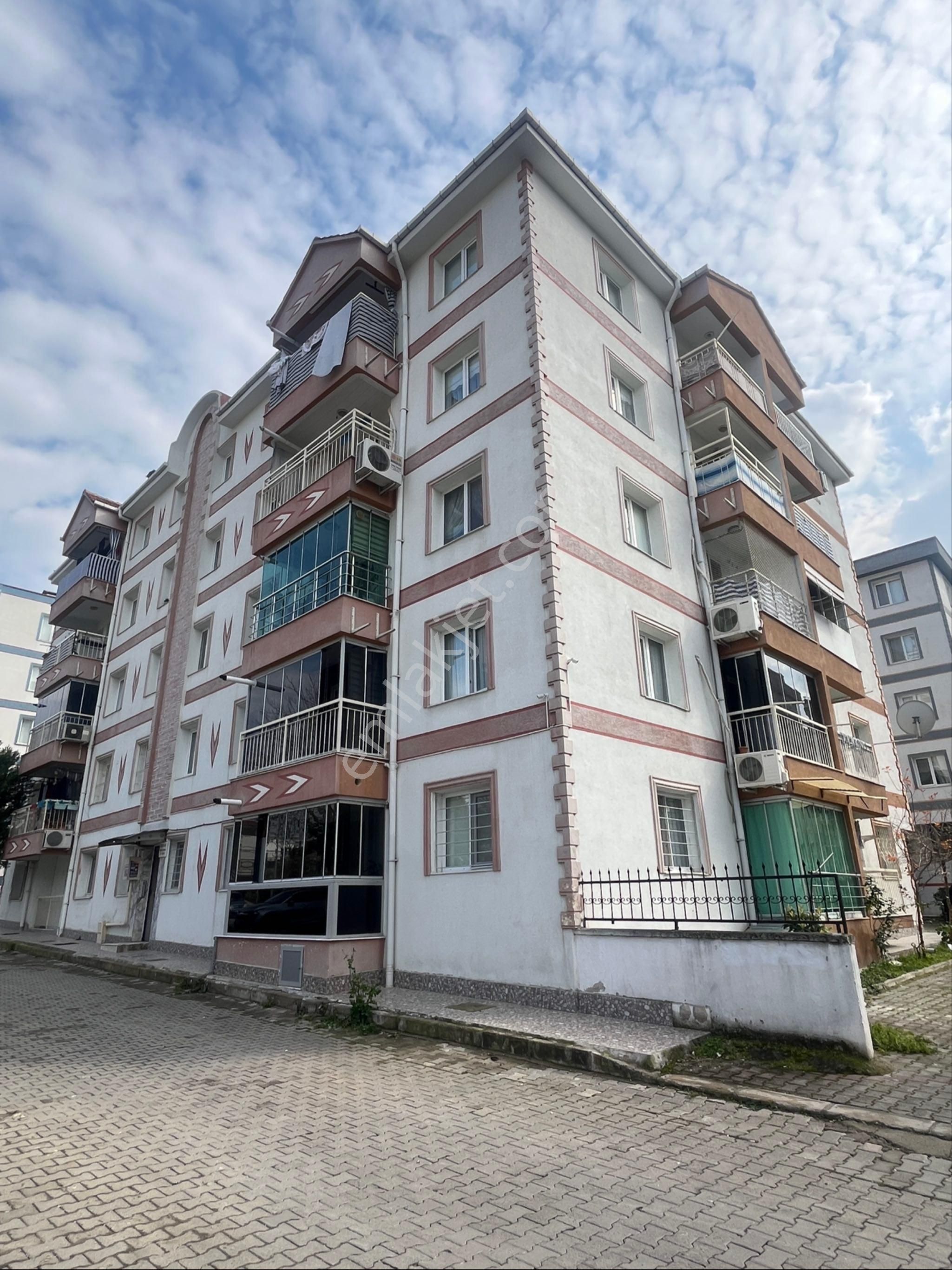 Bornova Kemalpaşa Satılık Daire Otuzbeşten Bornova Pınarbaşında Fırsat Çift Cepeli 3+1 Daire