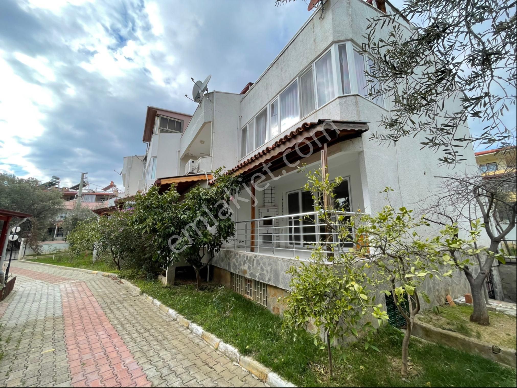 Edremit Altınoluk Satılık Villa Altınoluk'ta Denize 250 M Satılık 3+1 Villa