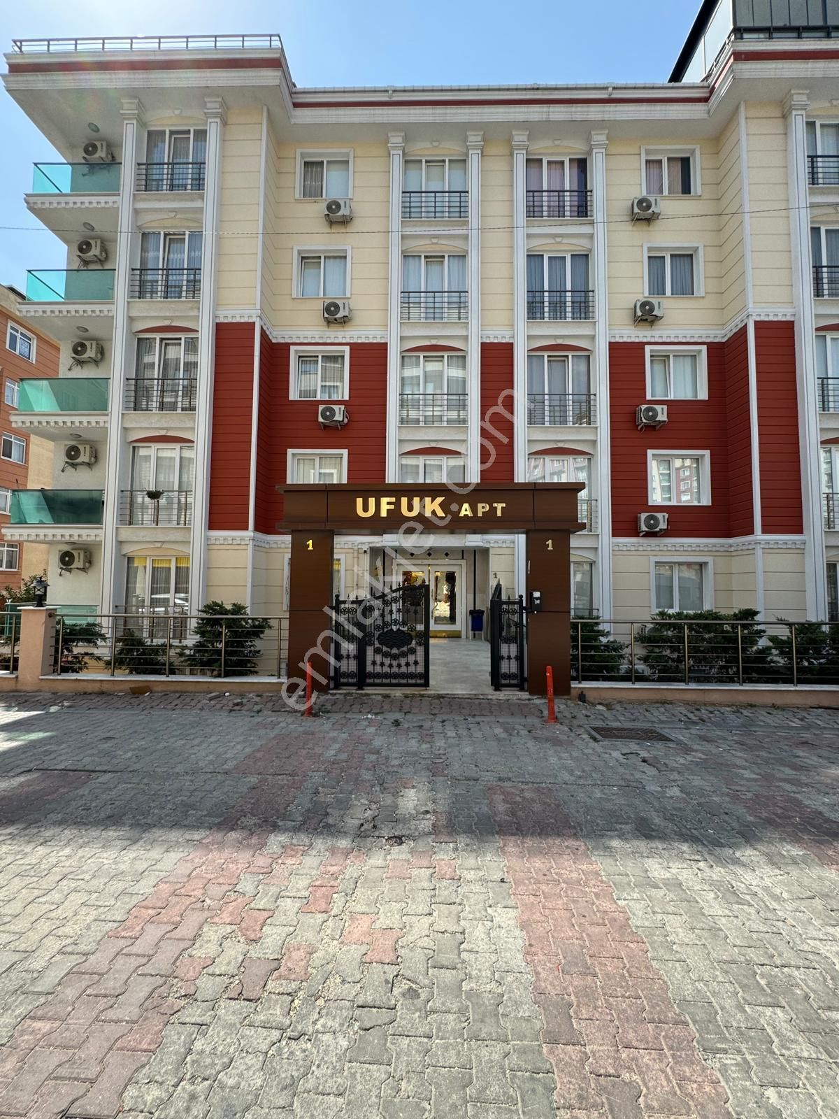 Beylikdüzü Adnan Kahveci Satılık Daire 3+1 120 M2, Tertemiz Binada, Otoparklı, Dekorlu, Çift Klimalı.