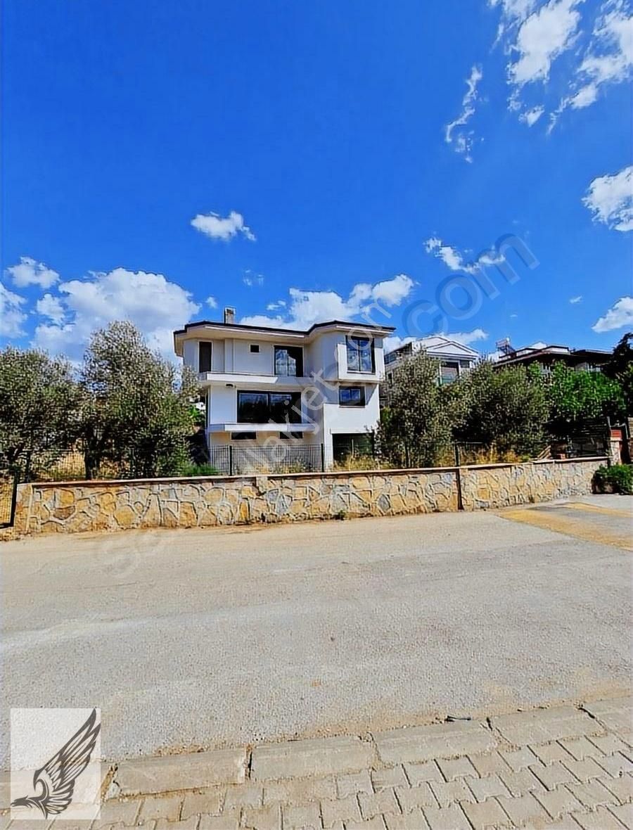 Güzelbahçe Yelki Satılık Villa Yelki Odtü Koleji Karşısında 500 M² Arsa İçinde Köşe Villa