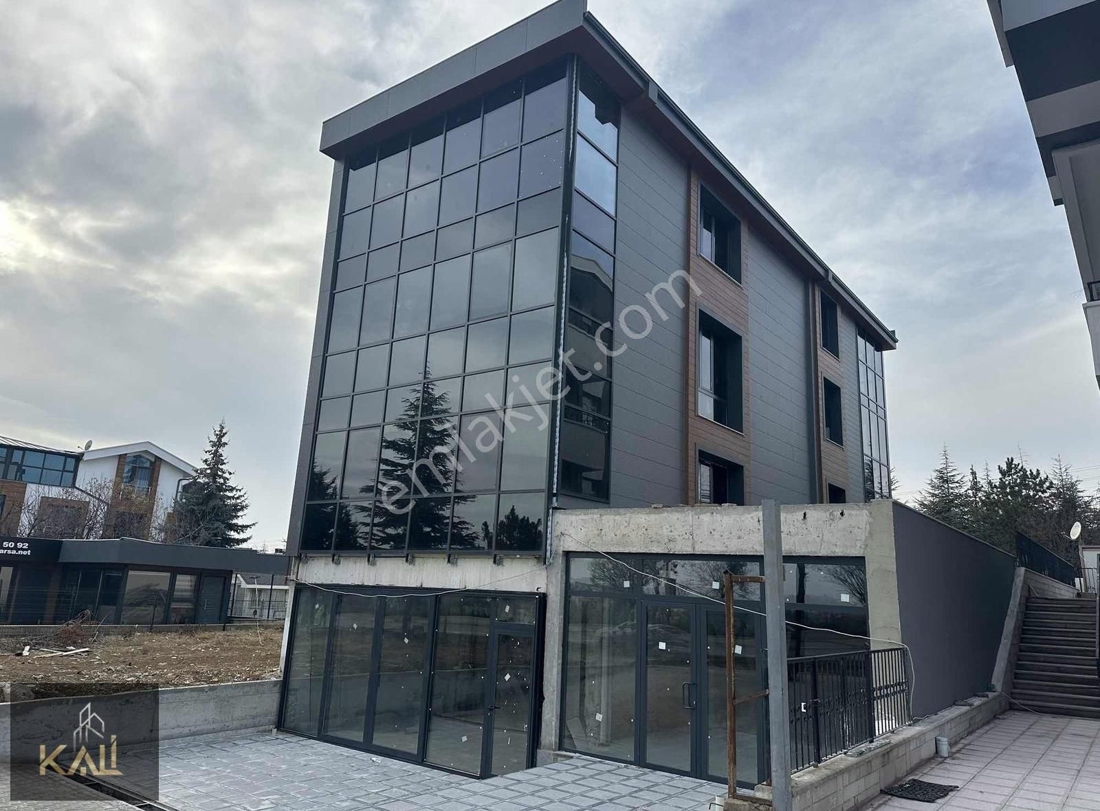 Gölbaşı İncek Satılık Villa (İşyeri) İncek Bulvarına Cephe 650 M2 Ticari Villa Kali A.ş