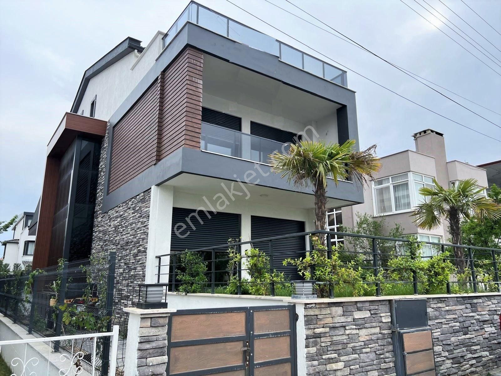 Edremit Akçay Satılık Villa Aras Emlaktan Akçayda Denize 50 Metre 6+1 Villa