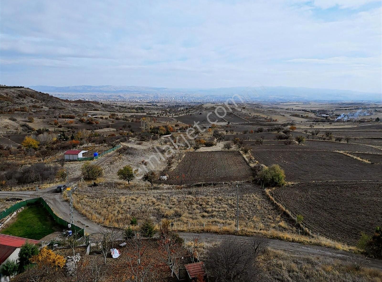 Kahramankazan Soğucak Satılık Tarla K.kazan Gyo'dan Soğulcak Mah. 1.710 M2 Etrafı Tel İle Çevrili