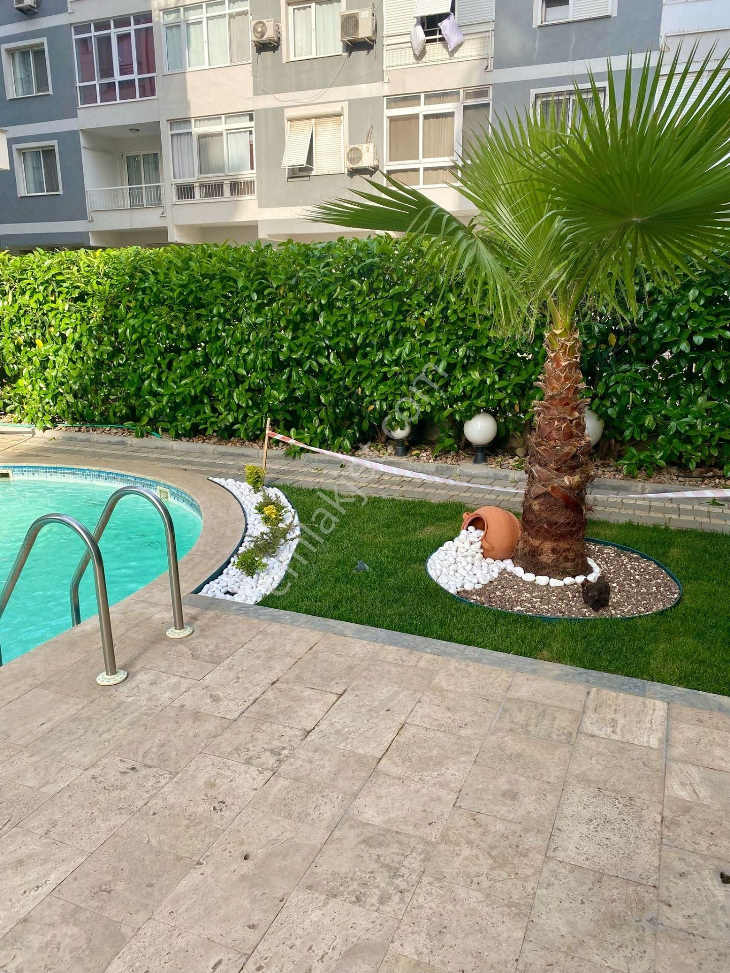Karşıyaka Şemikler De Havuzlu Site De Satılık 2+1 Lüx Daire