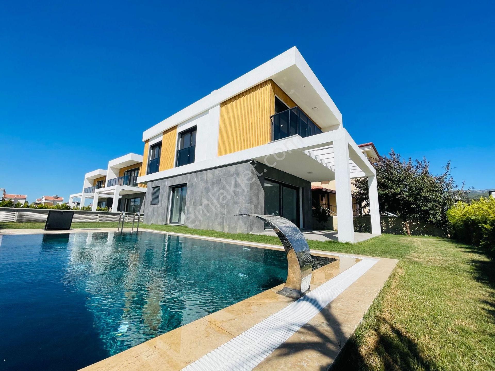 Kuşadası Güzelçamlı Satılık Villa Sahıle 1.5km -özel Havuz / Otopark-yerden Isıtma -300 M2 Bahçe-4+1 Tamamı Müstakil Villa