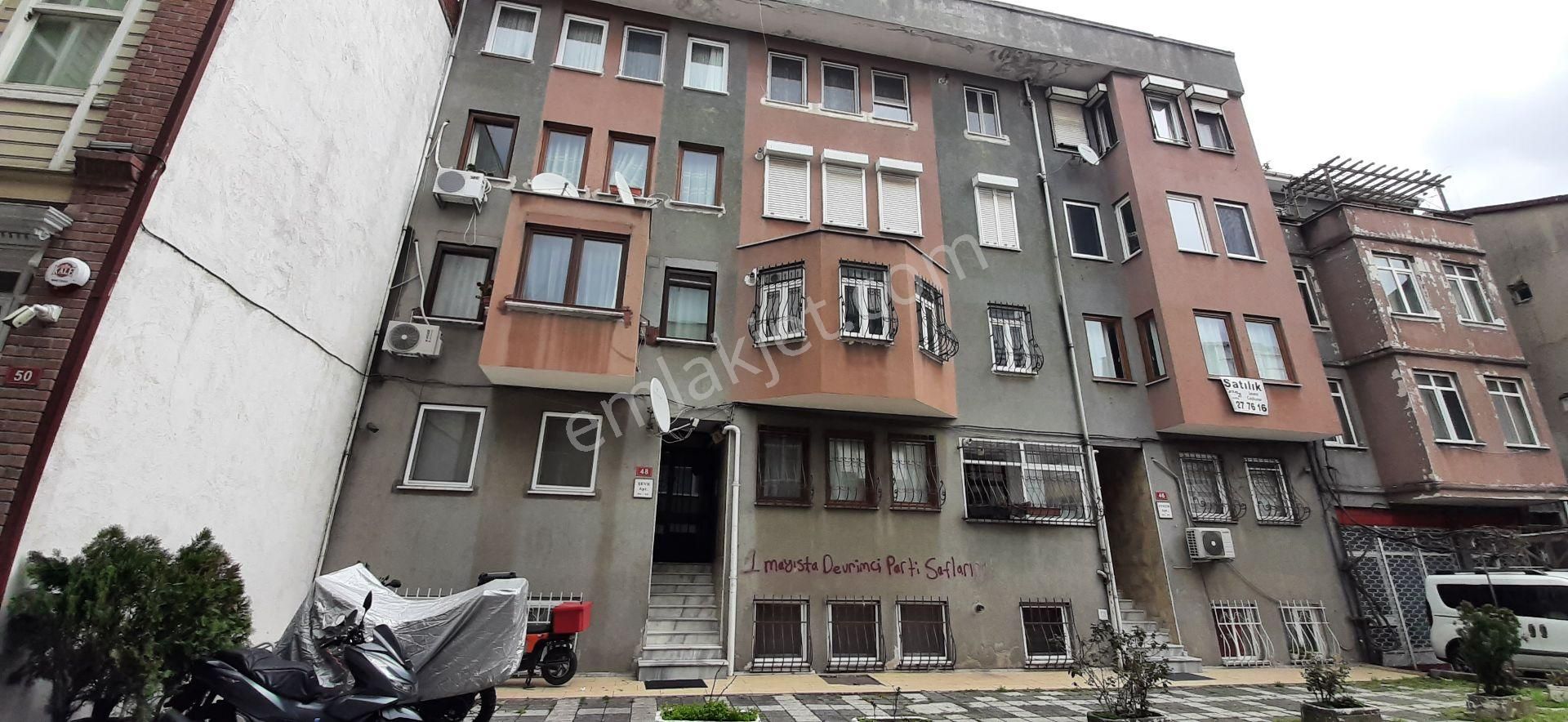 İstanbul Kadıköy Metroya Yakın Kiralık Daire Acıbadem Caddede Kiralık 1,5+1 Keyifli Daire...