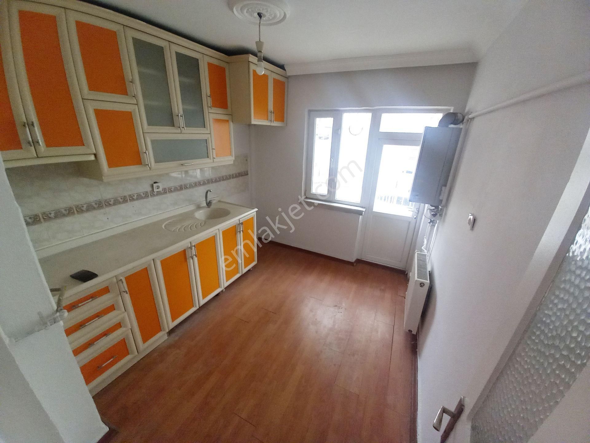 Sincan Da Mareşal Çakmak Mahallesinde 1.katta 2+1 Satılık Daire