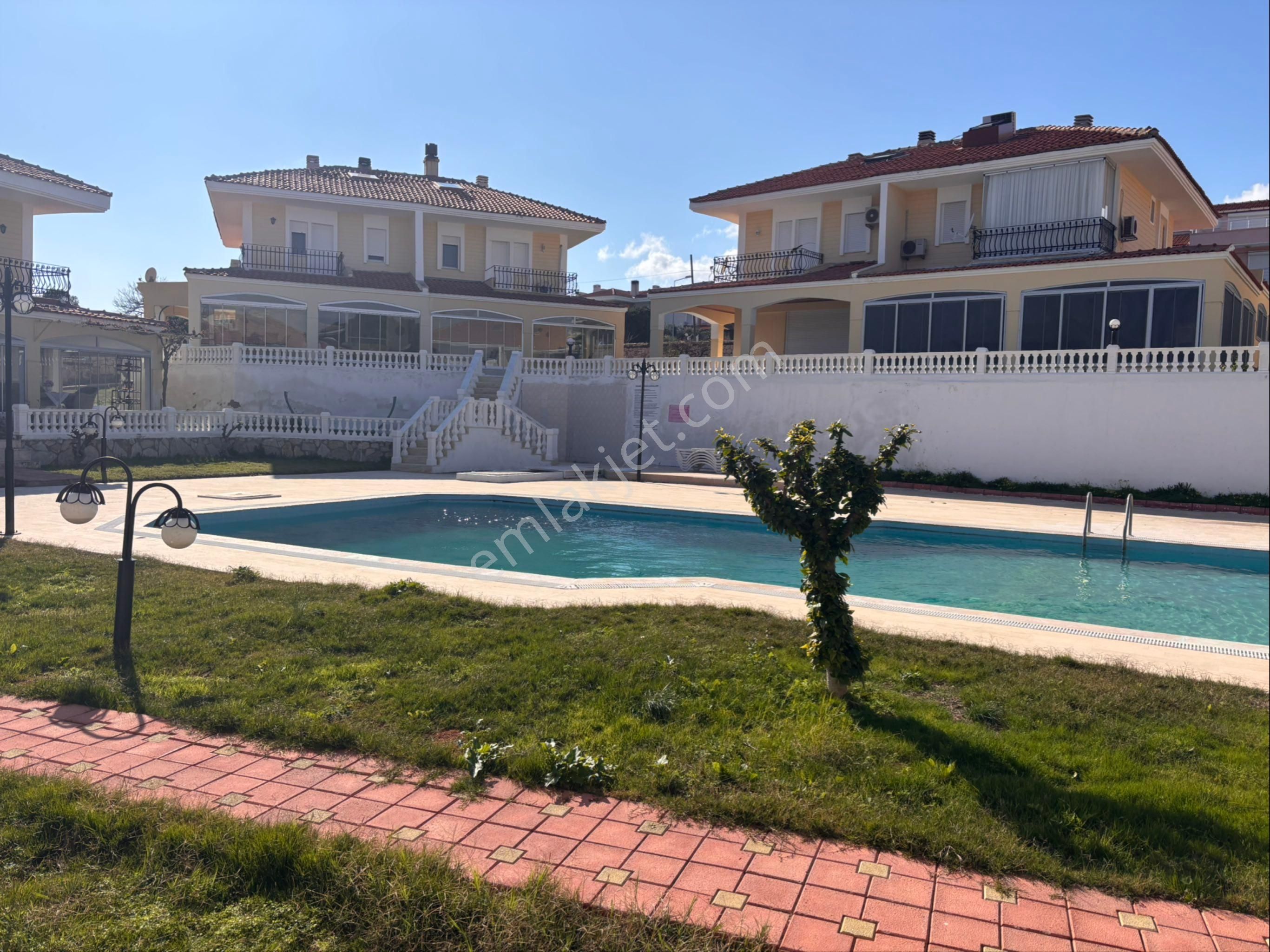 Çeşme Üniversite Satılık Villa Çeşme Dalyanda Site İçersinde Havuzlu Villa