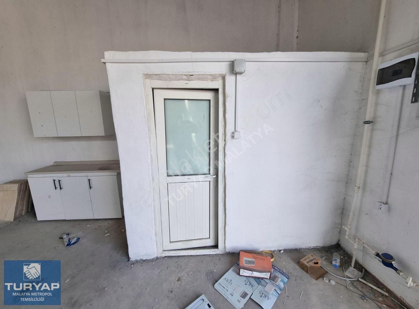 Yeşilyurt Çarmuzu Kiralık Atölye Turyap'tan Hayvan Pazarı Caddesine Yakın Kiralık 300 M² İş Yeri