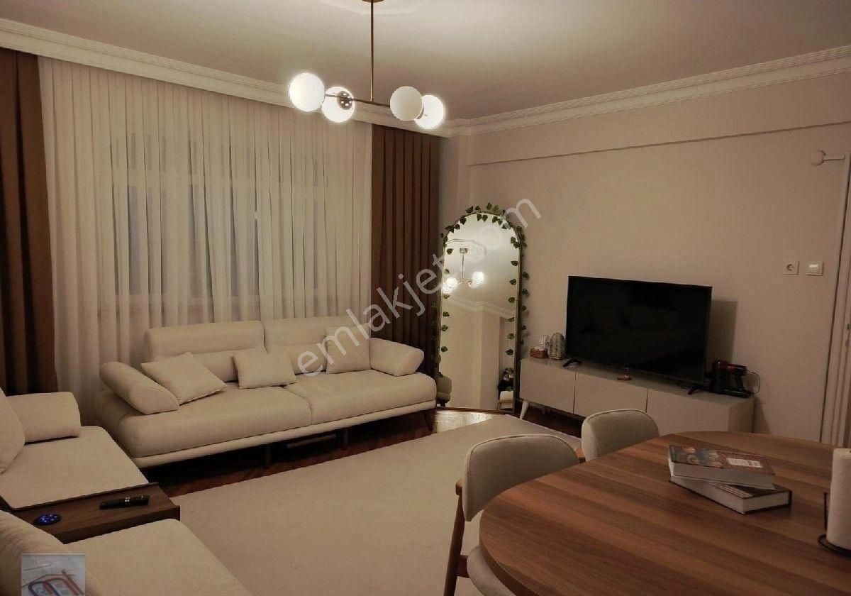 Küçükçekmece Yeşilova Satılık Daire İstanbul Küçükçekmece Yeşilova Mahallesi'nde Satılık 120 M2.daire.3+1-1.900.000.tl