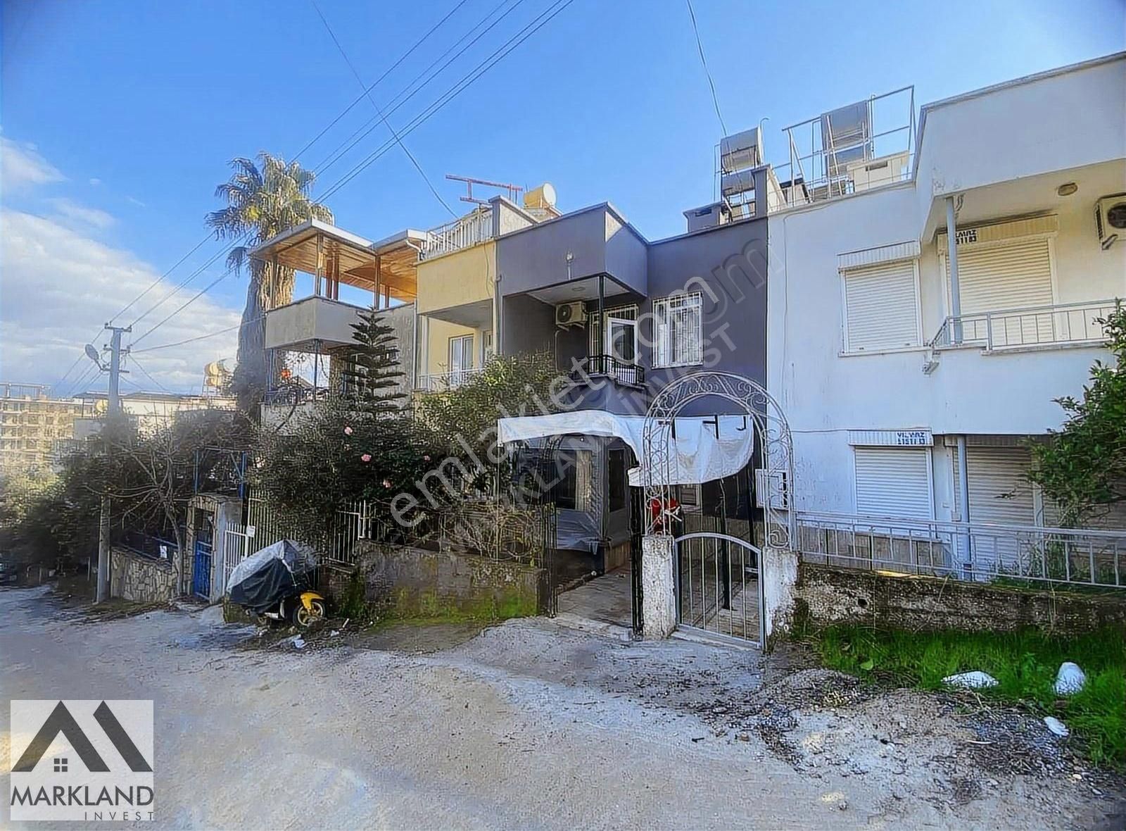 Alanya Demirtaş Kiralık Villa Alanya Demirtaş'ta Eşyalı, Denizi Manzaralı 3 Katlı İkiz Villa