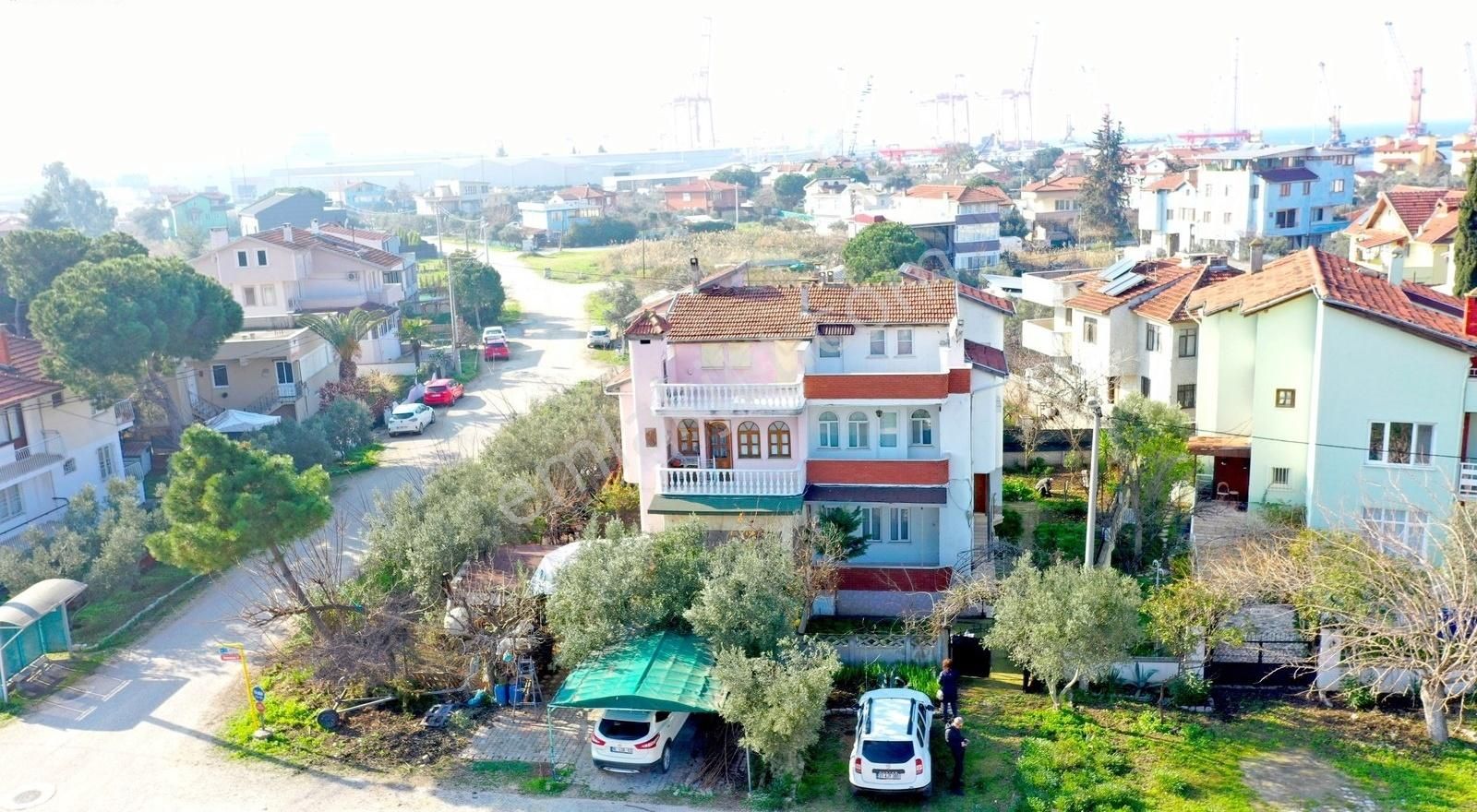 Gemlik Ata Satılık Villa Gemsaz'da Satılık 3 Katlı Villa