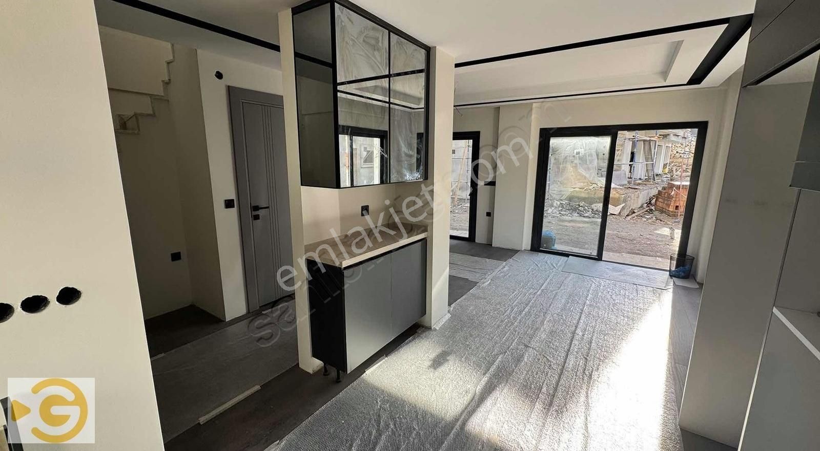 Deniz Tarafında Havuzlu Otoparklı 3+1 Lüks Villa