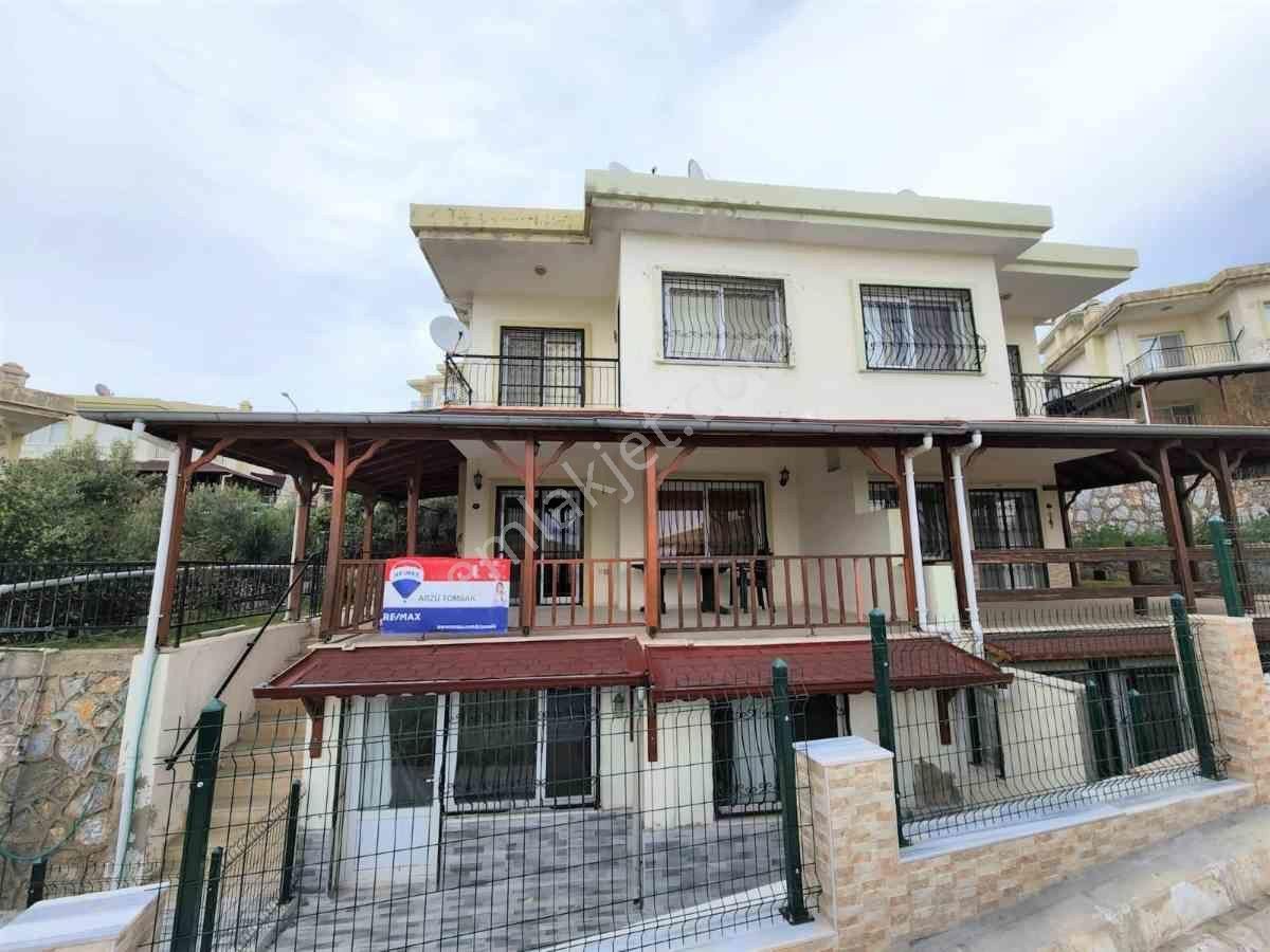 Seferihisar Atatürk Satılık Villa Denize Sıfır Yelken Sitesinde Full Eşyalı 3 Katlı Satılık Villa