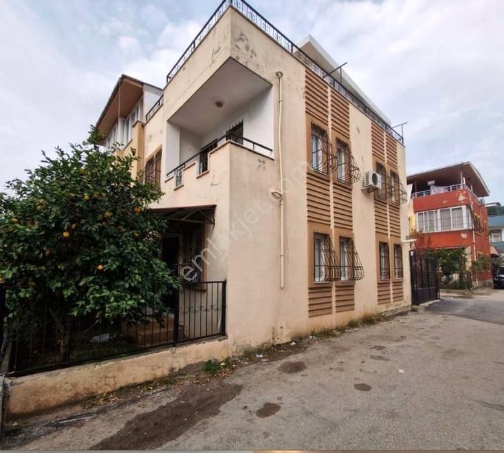 Seyhan Bahçeşehir Satılık Villa Amaç'dan Seyhan Bahçehirde Teraslı Kombili Site İçi Hasarsız 4+1 Triplex Bağımsız Bahçeli Villa