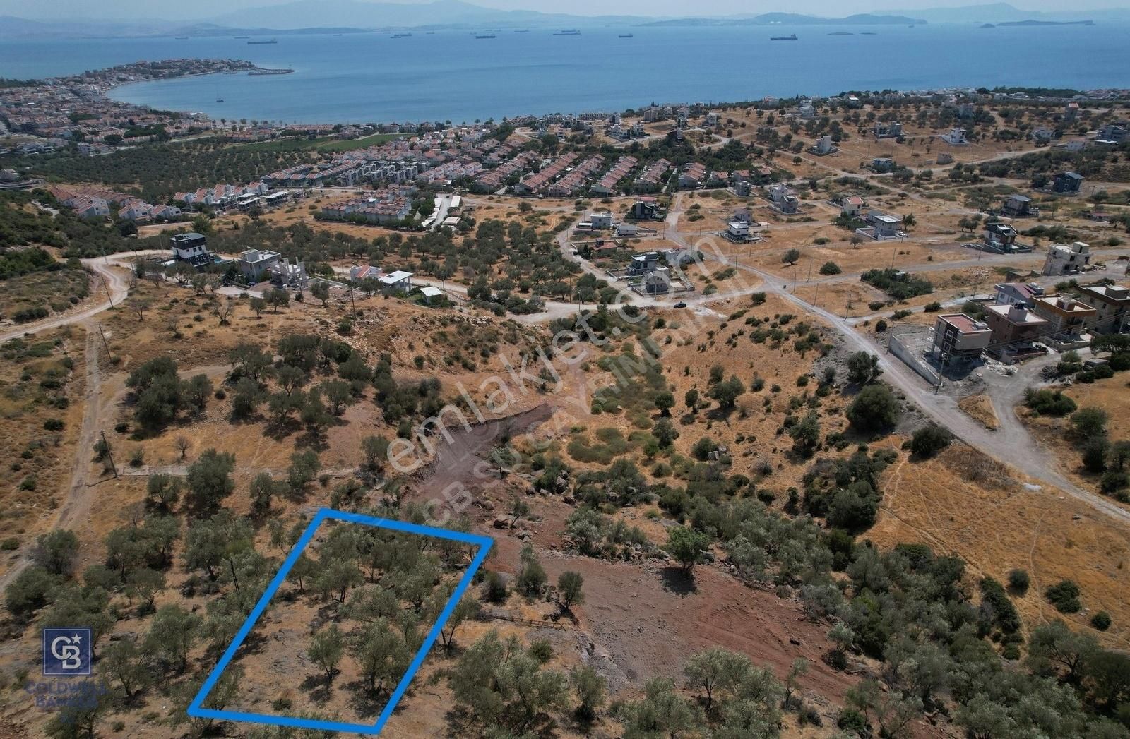 Dikili Çandarlı Satılık Villa İmarlı Çandarlı Özlem Sitesi'nde Deniz Manzaralı Satılık Villa Arsası