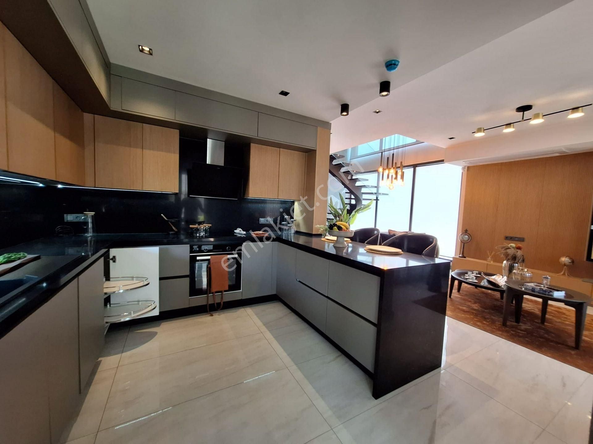 Kuşadası Merkezde Satılık Geniş 6+1 Lüks Villa