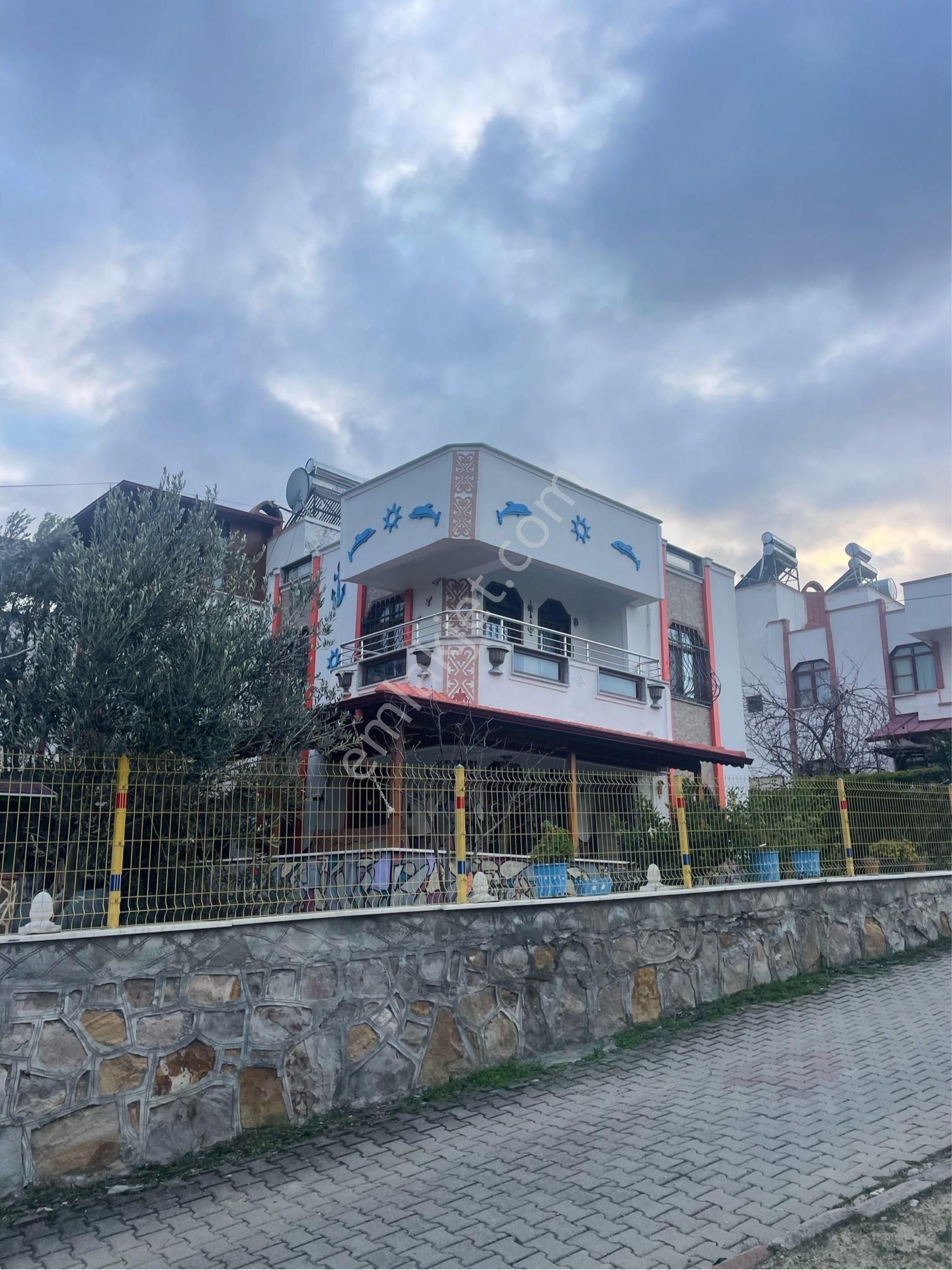 Burhaniye Pelitköy Satılık Villa Site İçinde Havuzlu Villa