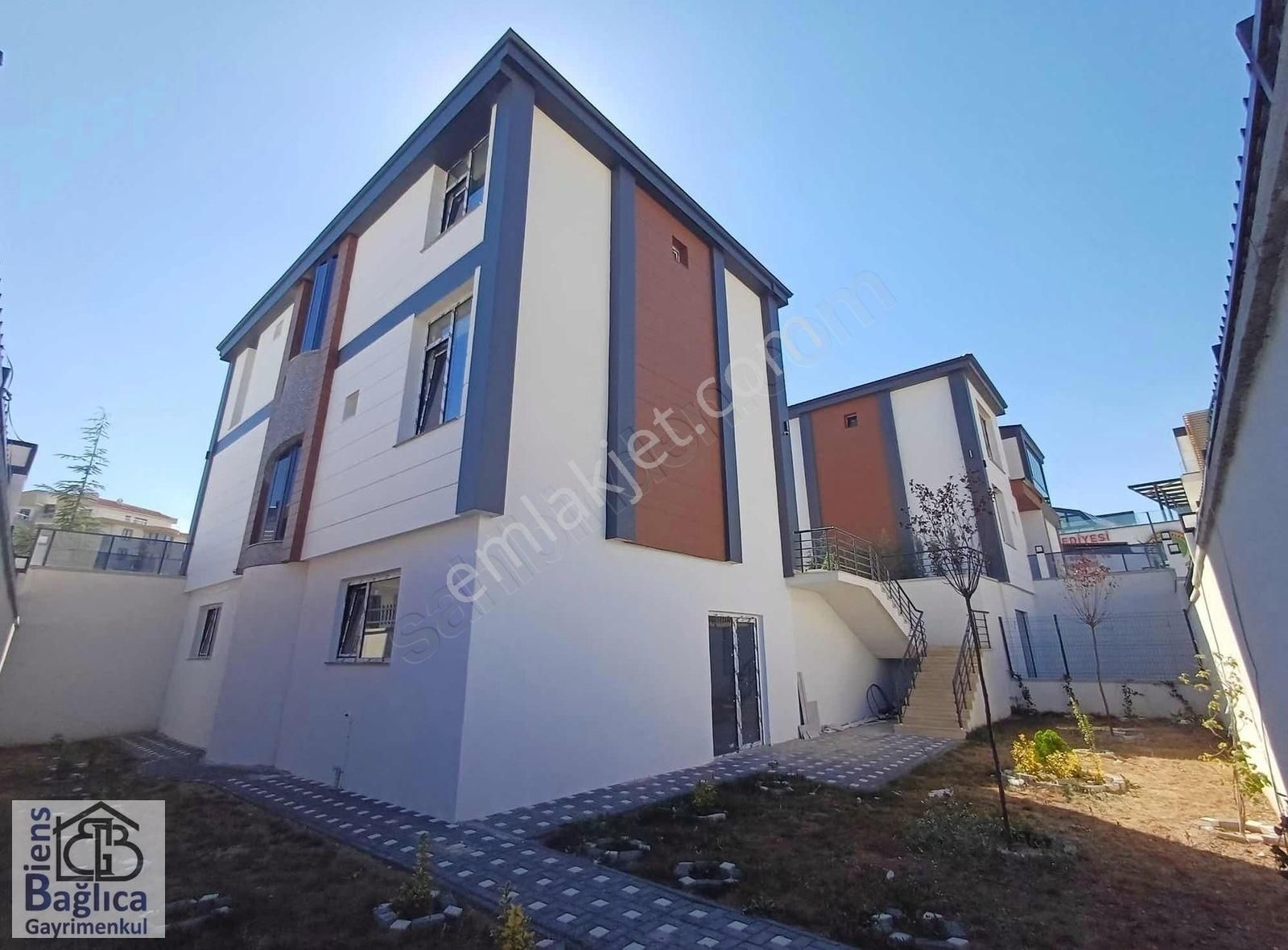 Etimesgut Bağlıca Satılık Villa Biens Den Bağlıca Merkezde 5+1 3 Katlı Bodrumsuz Ultralüks Villa