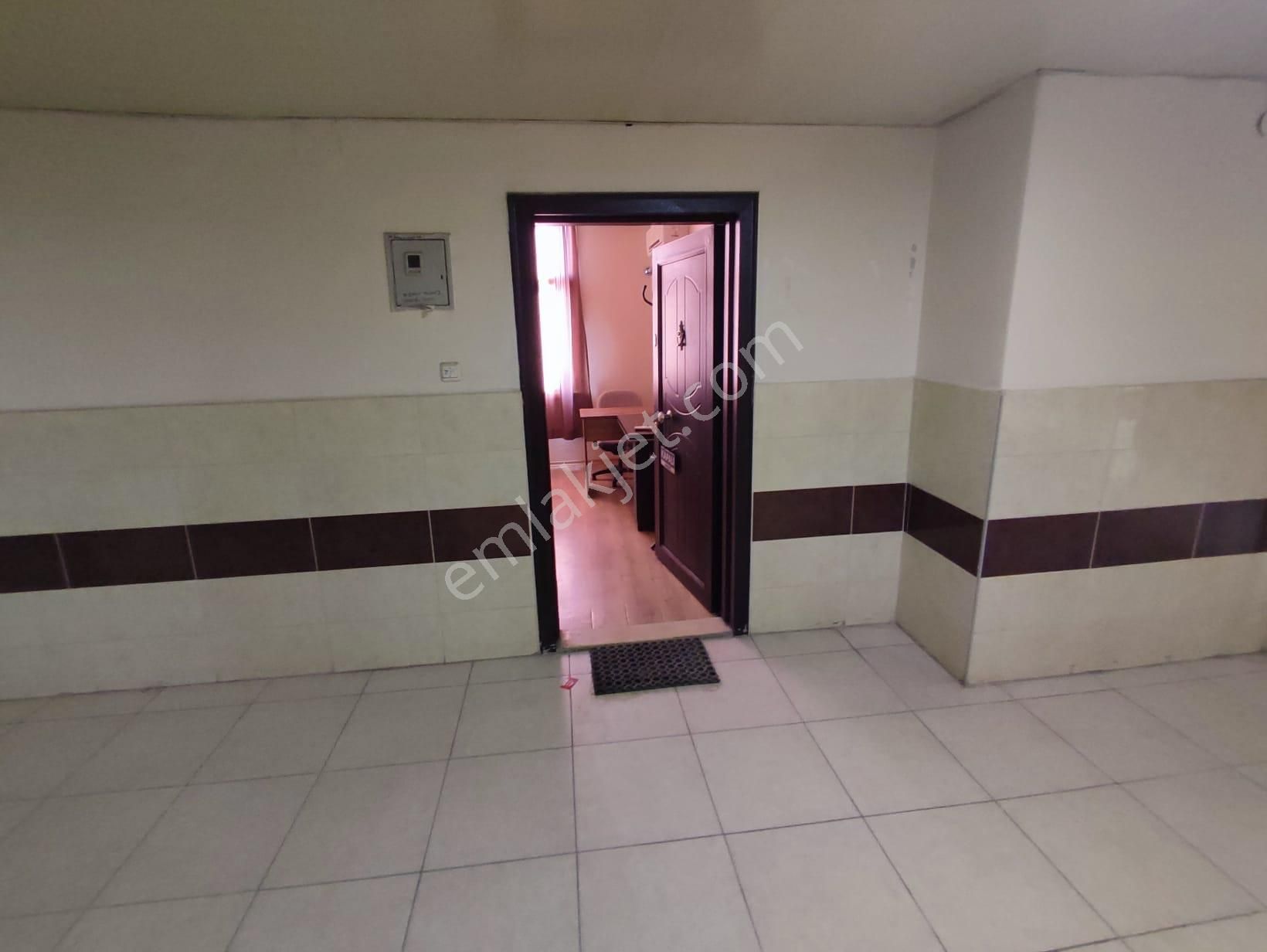 Depozitosuz Dinç Emlak'dan Üçgen Çarşı Üçgen Pasajında 1+0 Kiralık Ofis