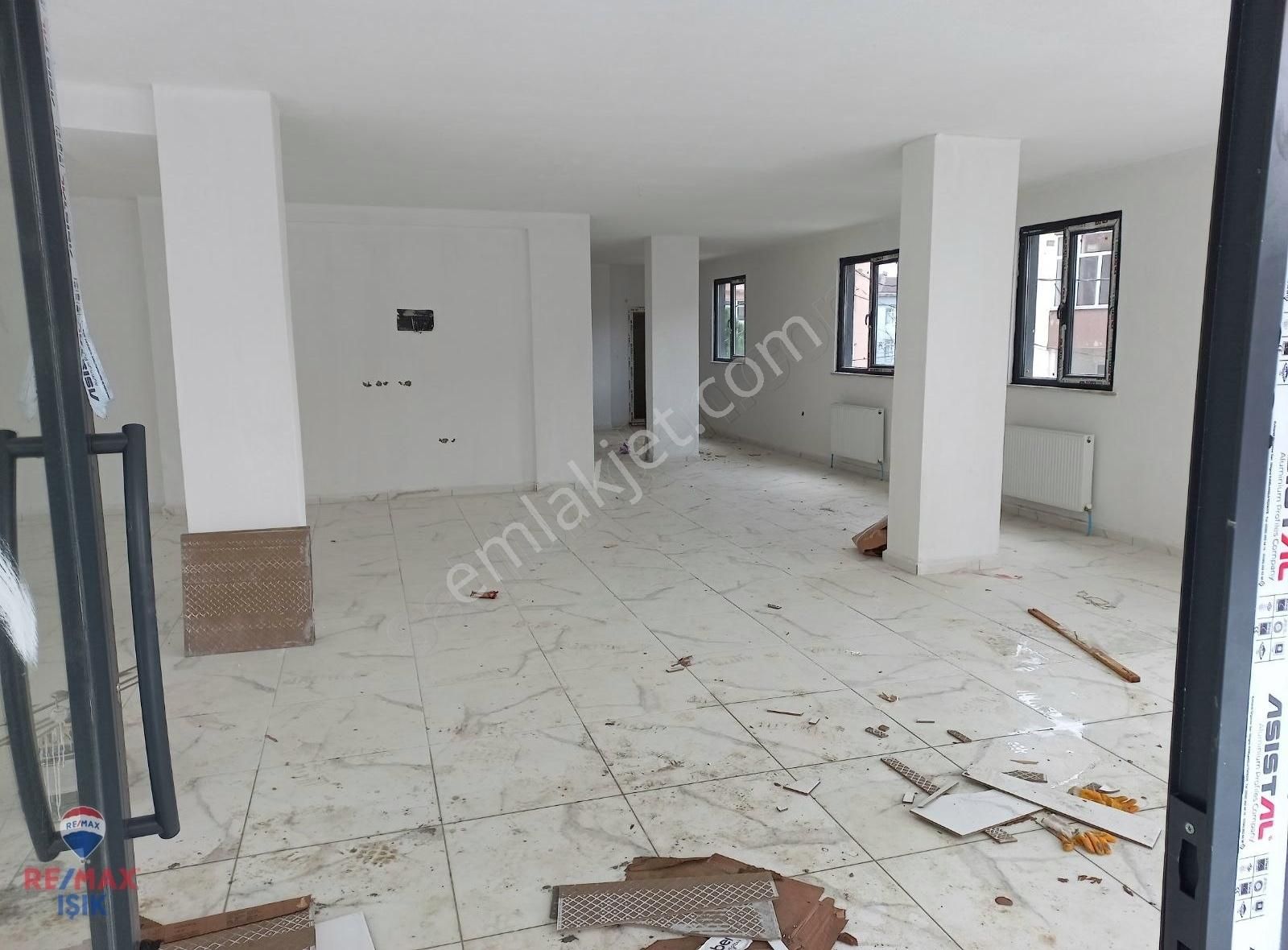 Sultanbeyli Turgut Reis Kiralık Dükkan & Mağaza Bağlık Caddesinde Kurumsala Uygun 325 M2 Sıfır Dükkan