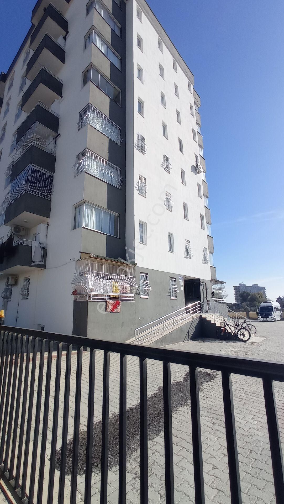 Çelebi Gayrimenkul'den Az Katlı Temiz Aile Sitesinde 2+1 Kiralık Daire