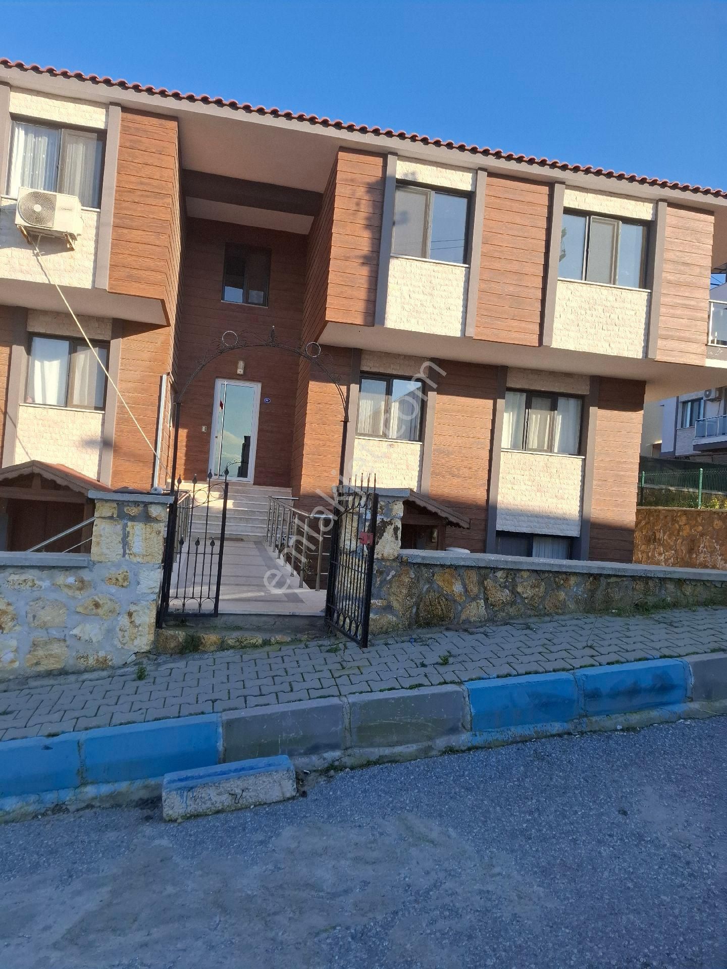 Foça Kazım Dirik Satılık Tarla Foça Bağarasında 2+1 Kiralık Daire