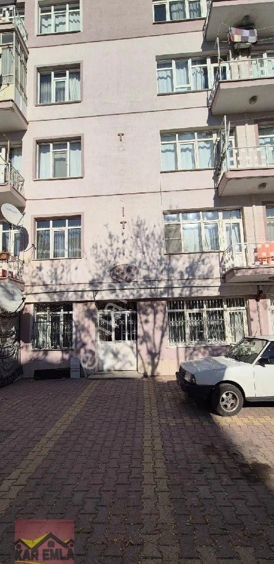 Selçuklu Işıklar Satılık Daire Salı Pazarı Civarında 3+1 L Salon 3 Cepheli