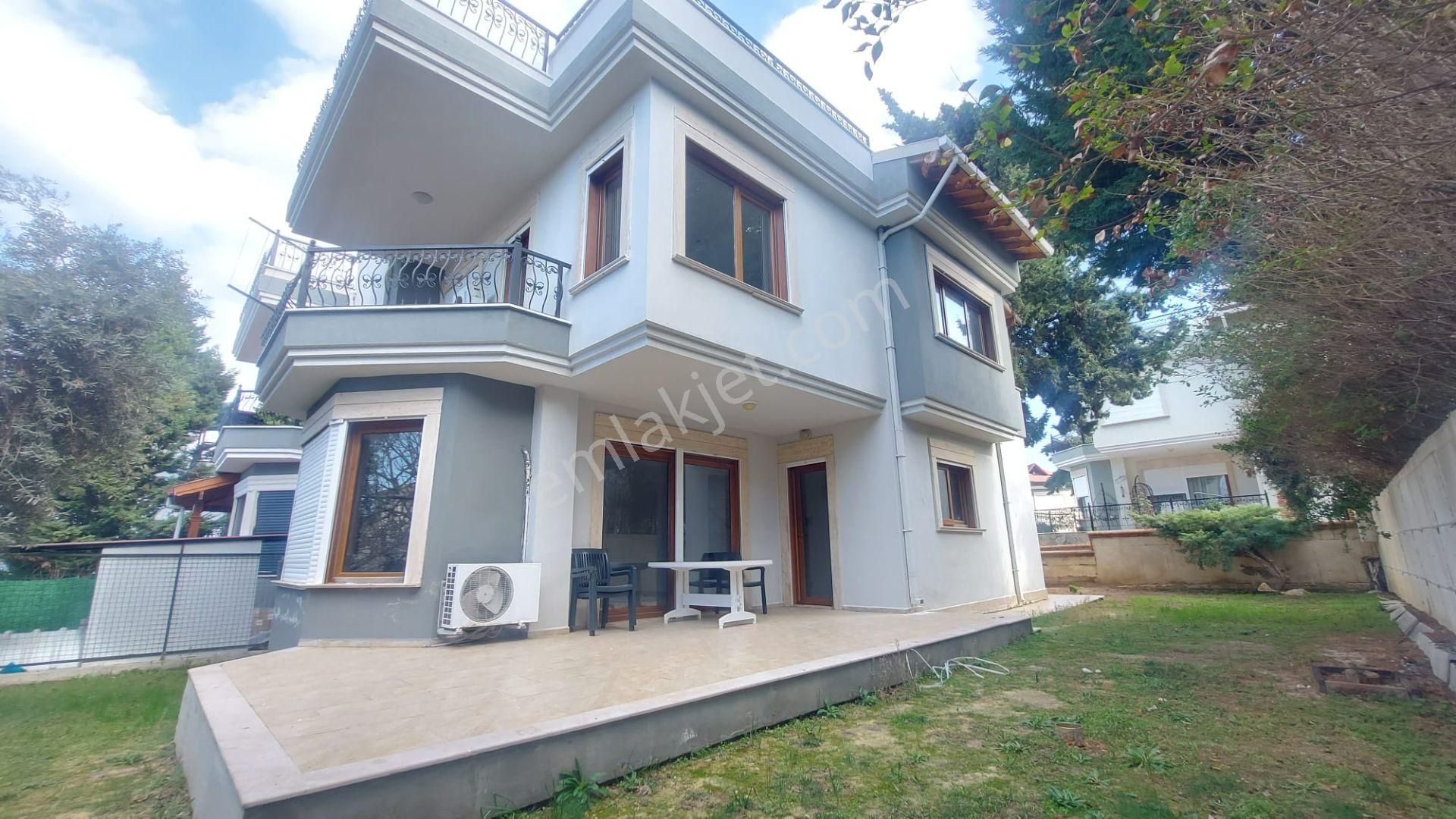 Kuşadası Bayraklıdede Satılık Villa Kuşadası Bayraklıdede Mahallesinde 4+1 Deniz Manzaralı Satılık Villa