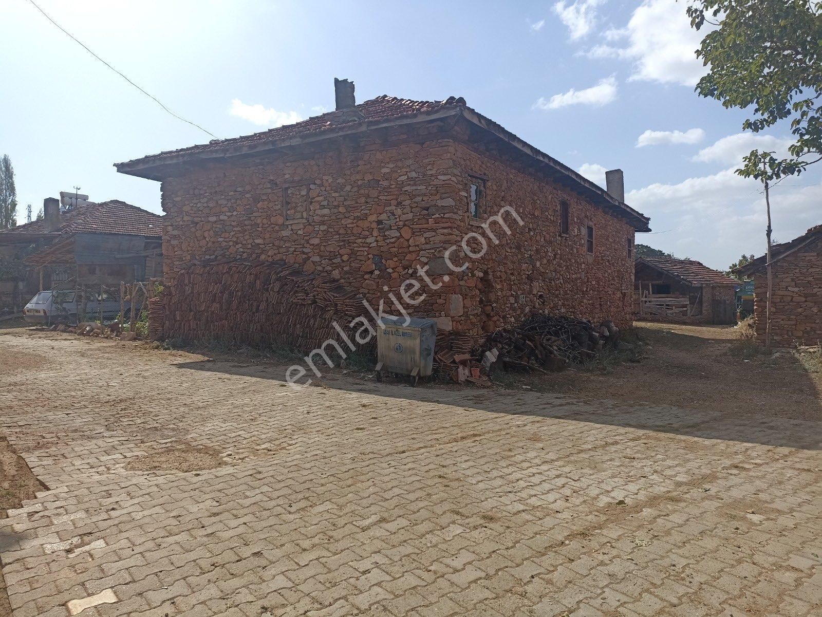 Uşak Merkez Gökçedal Köyü (Baştarla) Satılık Müstakil Ev Mahallenin İçinde Müstakil Fırsat Köy Evi Sizlerle....