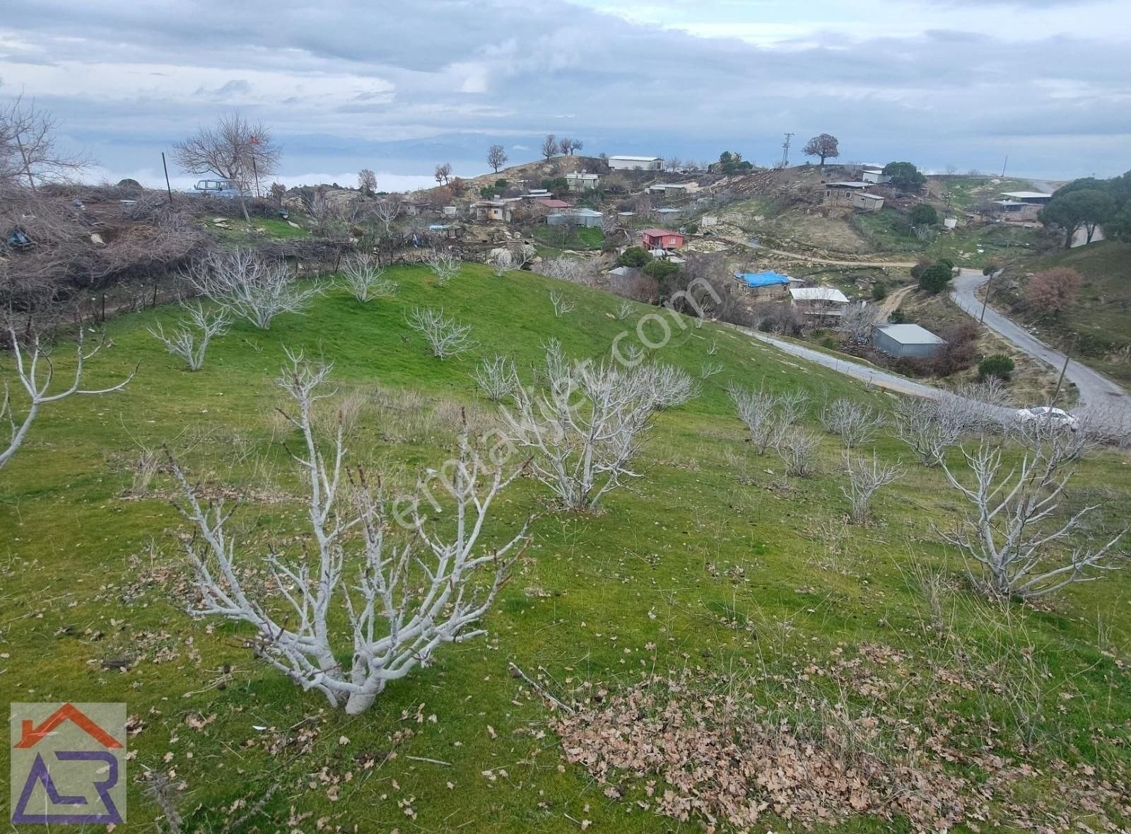 Koçarlı Gözkaya Satılık Konut İmarlı Gözkayasinda 3 Dönüm Köyün İçinde Arsa