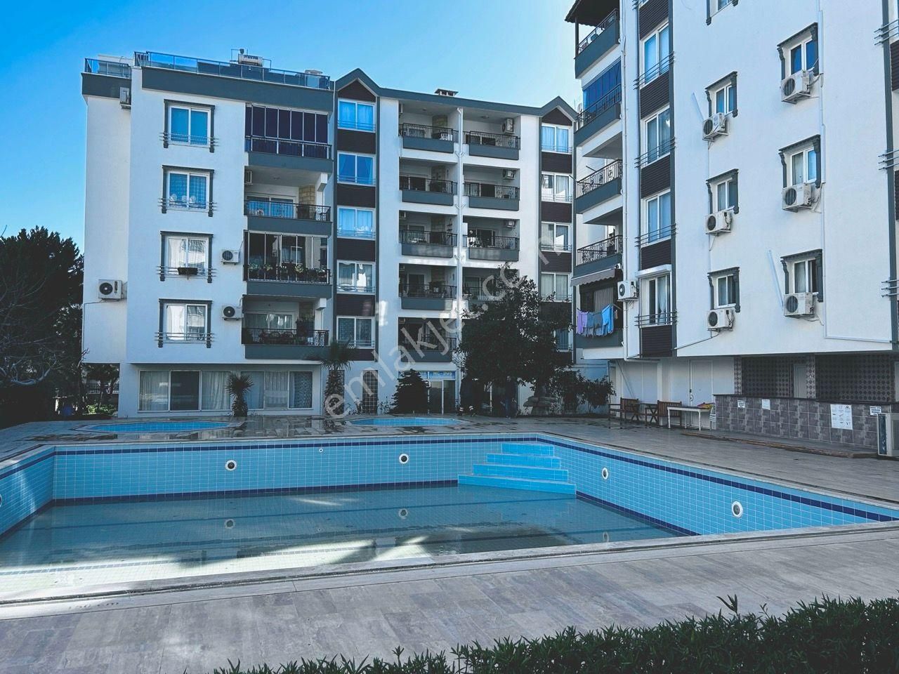 Didim Efeler'de Ege Caddesi Üzerinde Site İçinde Yazlık
