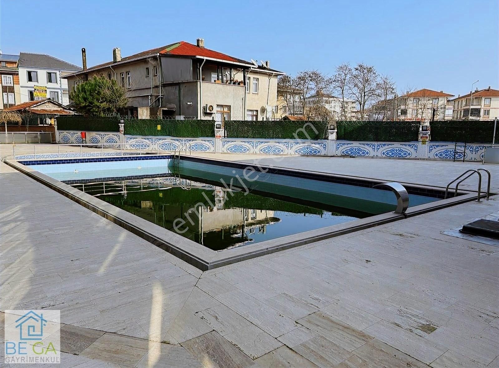 Karasu Yalı Satılık Daire Karasu'da Havuzlu, Cam Balkon, Kombi, Sıfır Eşyalı Satılık 2+1