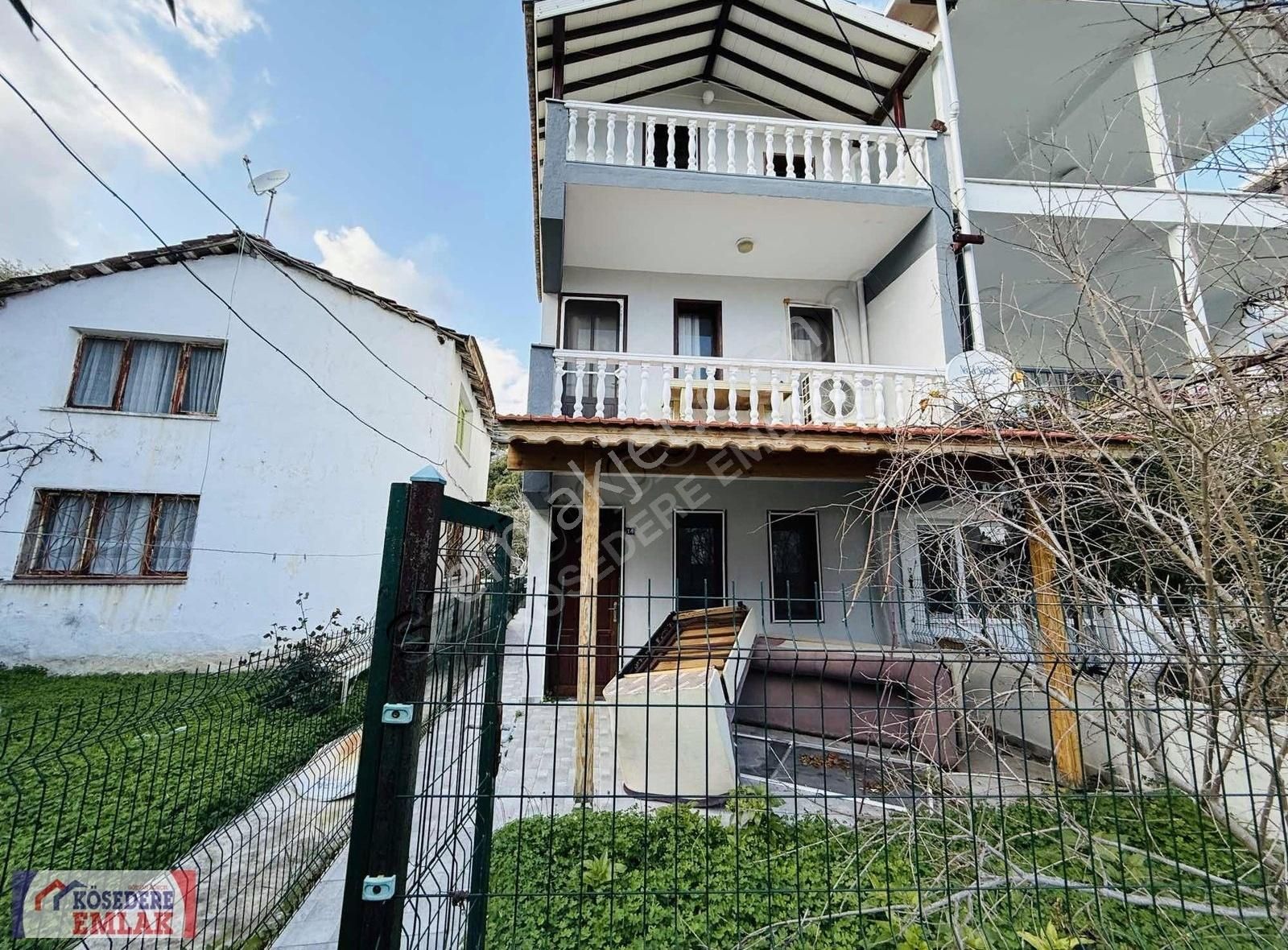 Karaburun Eğlenhoca Satılık Villa Kösedere Emlak'tan Denize 100 M, 4 Daireli Komple Satılık Bina