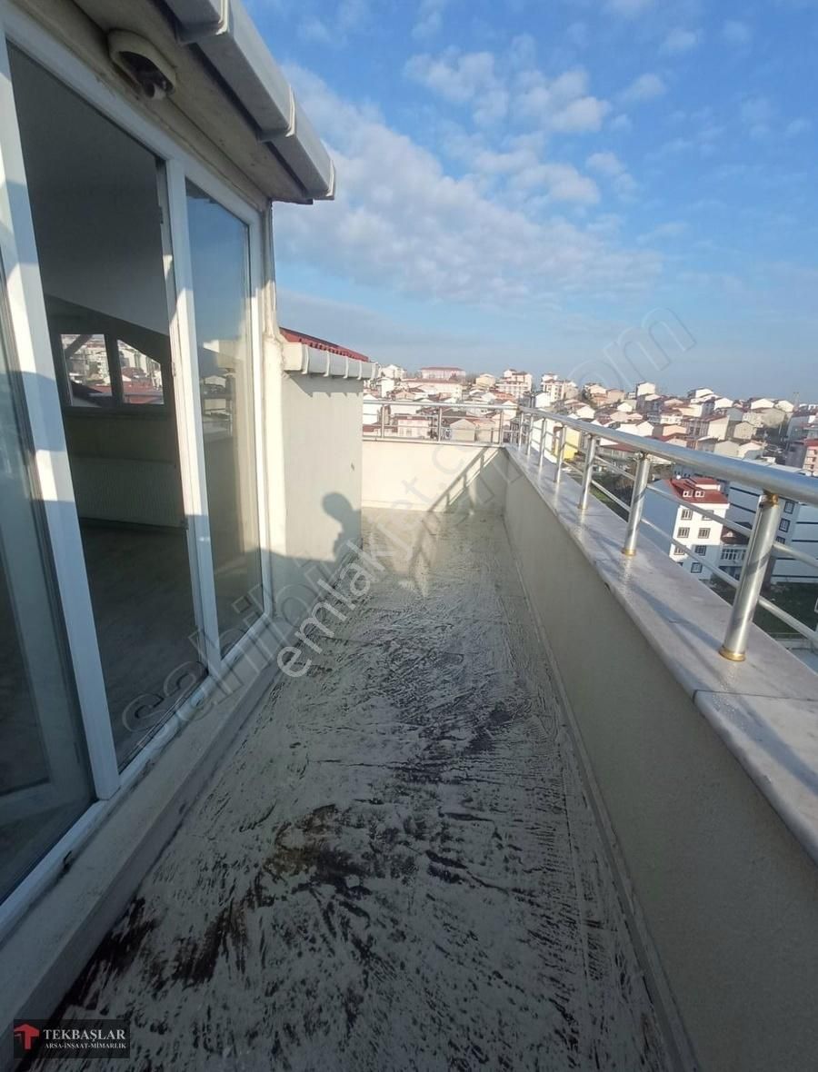 Arnavutköy Atatürk Kiralık Daire Tekbaşlar'dan Asansörlü Bina'da Kiralık Çatı Katı 1+1 Daire