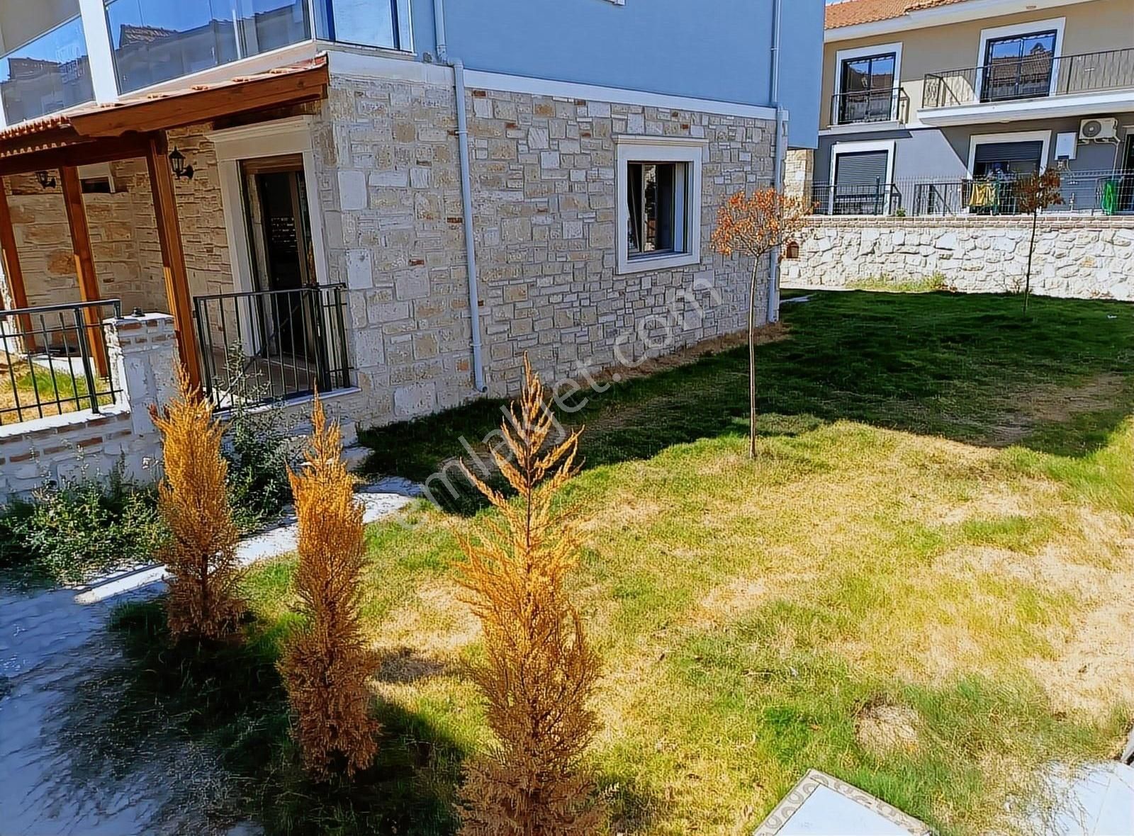 Foça Kazım Dirik Satılık Villa Foça Kazım Dirikte Modern Mimari Taş Kaplama Köşe Konum Villalar