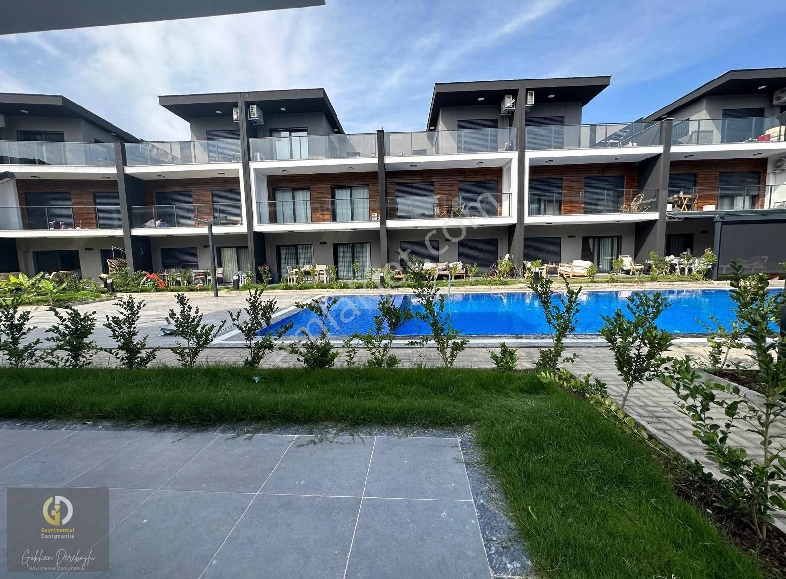 Menemen 85. Yıl Cumhuriyet Satılık Villa Seyrek'te Havuzlu Sitede Havuz Cepheli Sıfır Villa