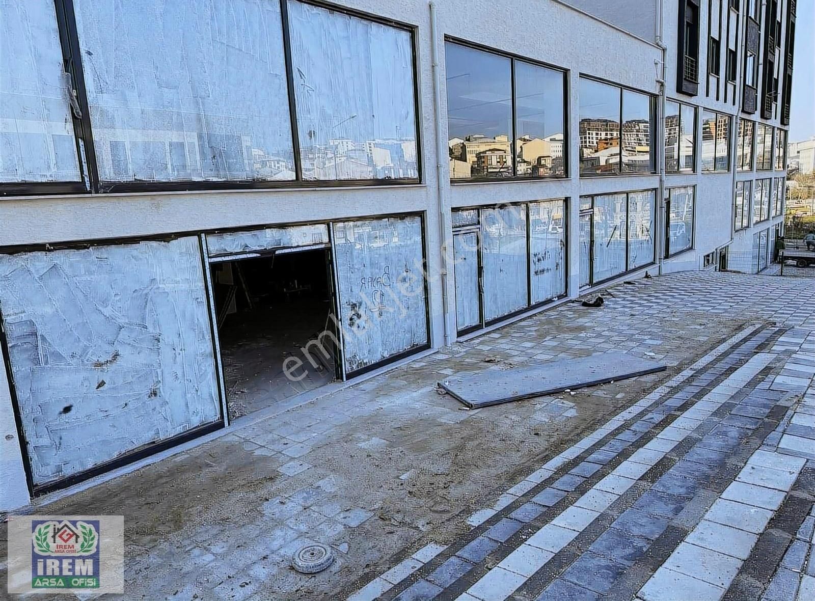 Arnavutköy Taşoluk Kiralık Dükkan & Mağaza Taşolukta Cadde Üzerinde Kiralık 1000m2 Düz Giriş Dükkan