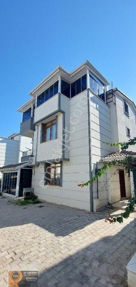 Dikili Gazipaşa Mahallesinde Site İçerisinde Doğalgazlı Klima Isıtmalı Full Eşyalı 4+1 Satılık Villa - Görsel 2