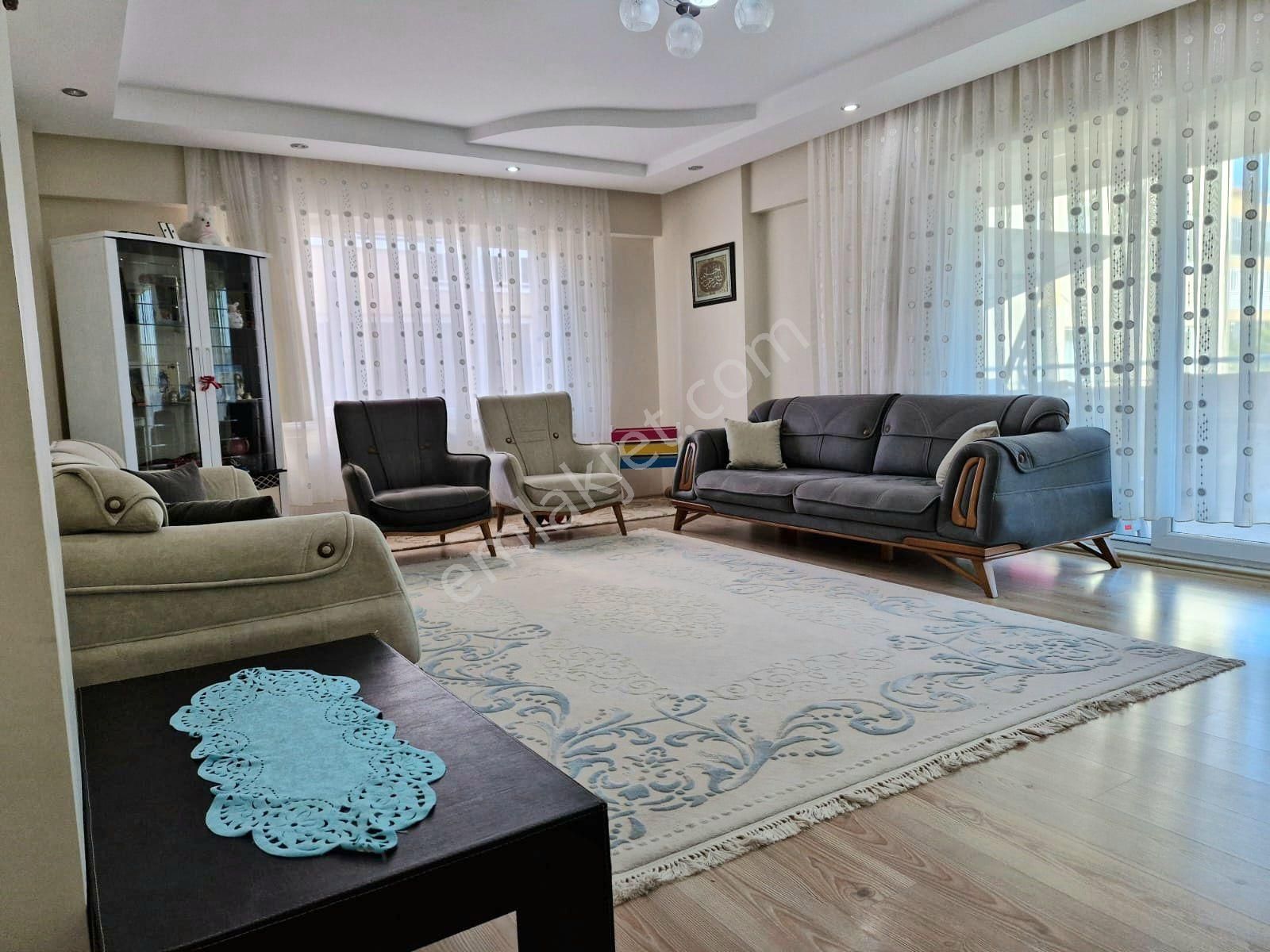 Merkezefendi 1200 Evler Satılık Daire 1200 Evlerde 192m² 3+1 E.banyolu G.odalı Geniş Balkonlu Satılık Daire