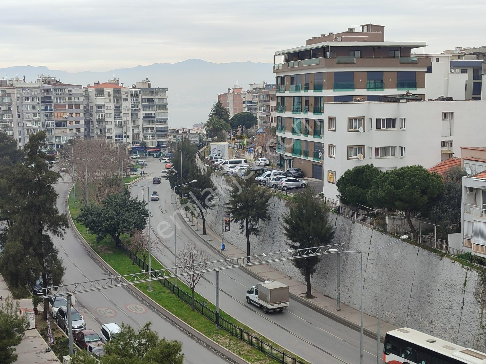 Karabağlar Bahçelievler Kiralık Daire Bahçelievler'de Metro'ya Yürüme Mesafesinde 3+1 Ara Kat Daire