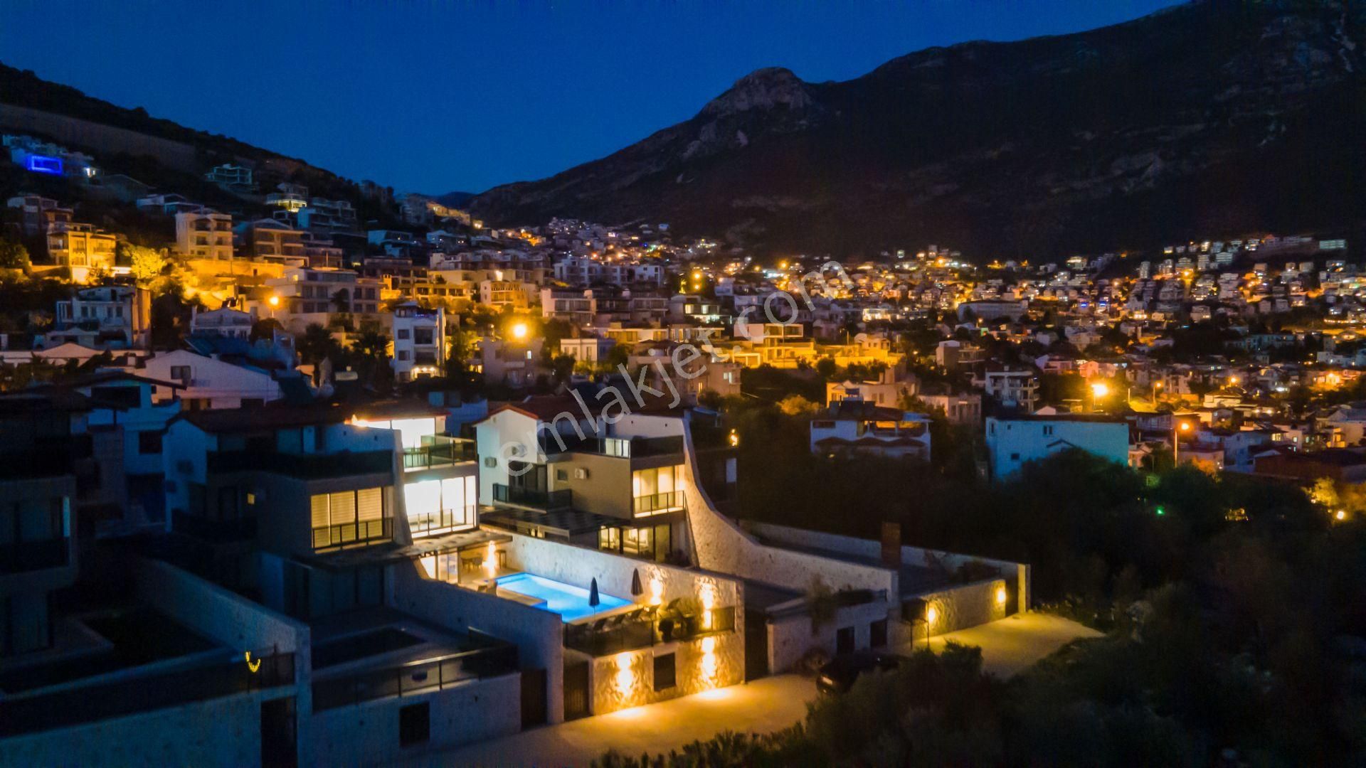 Kaş Kalkan Satılık Villa Kaş Kalkan'da Merkeze Ve Denize Yürüme Mesafesinde 3+1 Villa